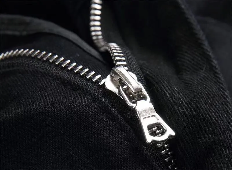 #M20 P168💰 Amiri’s classic embroidered patched leather ripped letter jeans. Slim fit jeans. Produced by a well-washed factory. Full of high-end. Knee-part destroyed design with patchwork design. Already used as facade design. Leather waist nameplate. The focus of this style is not on washing, but on the destroyed shape and version. The secret lies in the craftsmanship of the master. The cost of post-processing, grinding, cutting, etc. is far beyond the cost of assembly line products. Color: Picture color Size: 30-32-34-36