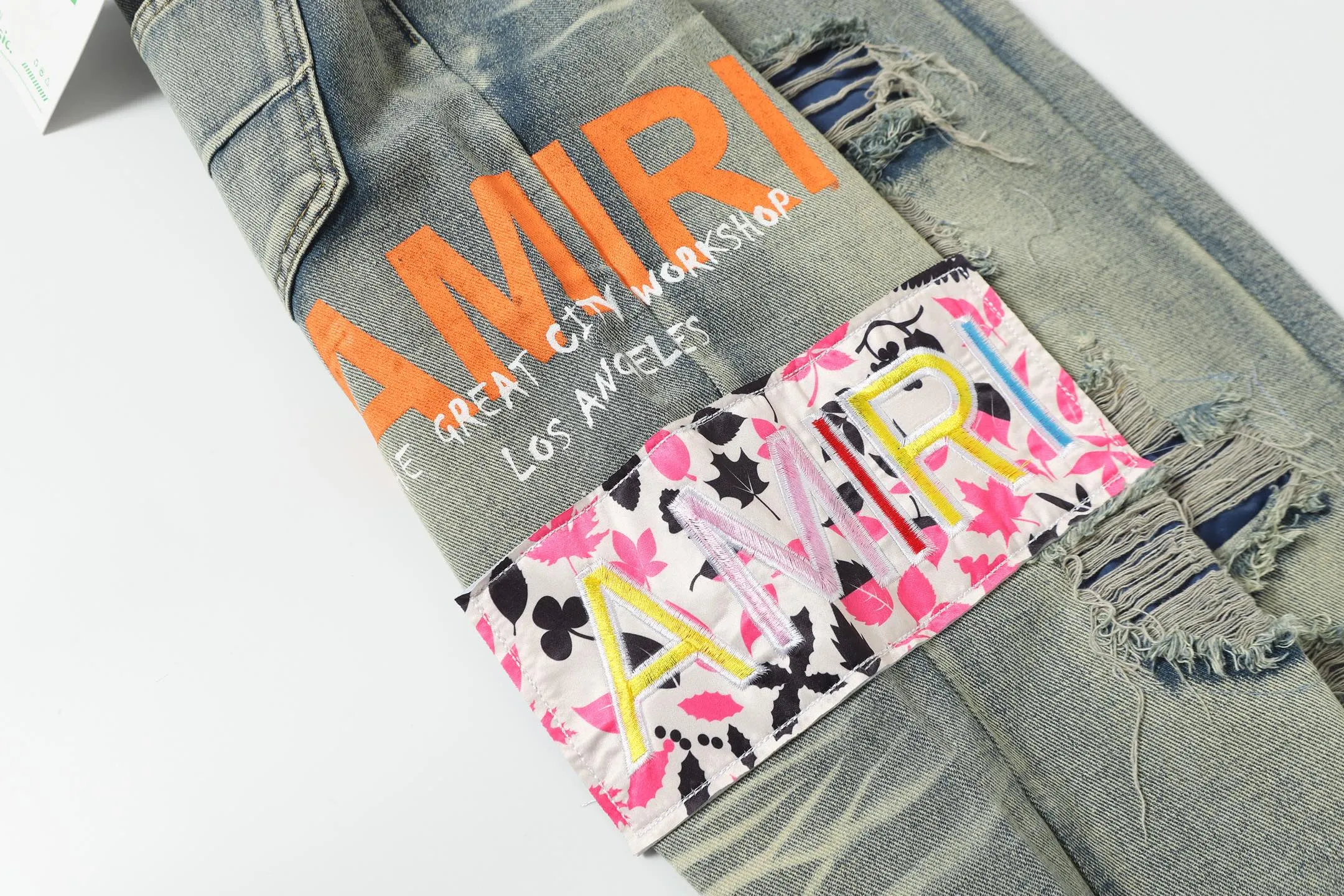P256 Actual photo [High quality] Code: M752 Color: Picture color Size: S to XXXL AMIRI patch embroidery jeans trousers AMIRI high street basic ripped jeans trousers Amiri brand jeans break the production process and cutting of the original jeans, the fabrics are softer and more comfortable Hand-sewn collar label Customized logo buttons Genuine leather brand size Pants length Waist Hips Unit cm S 98 68 100 M 99 72 104 L 100 76 108 XL 101 80 112 XXL 102 84 116 XXXL 103 88 120