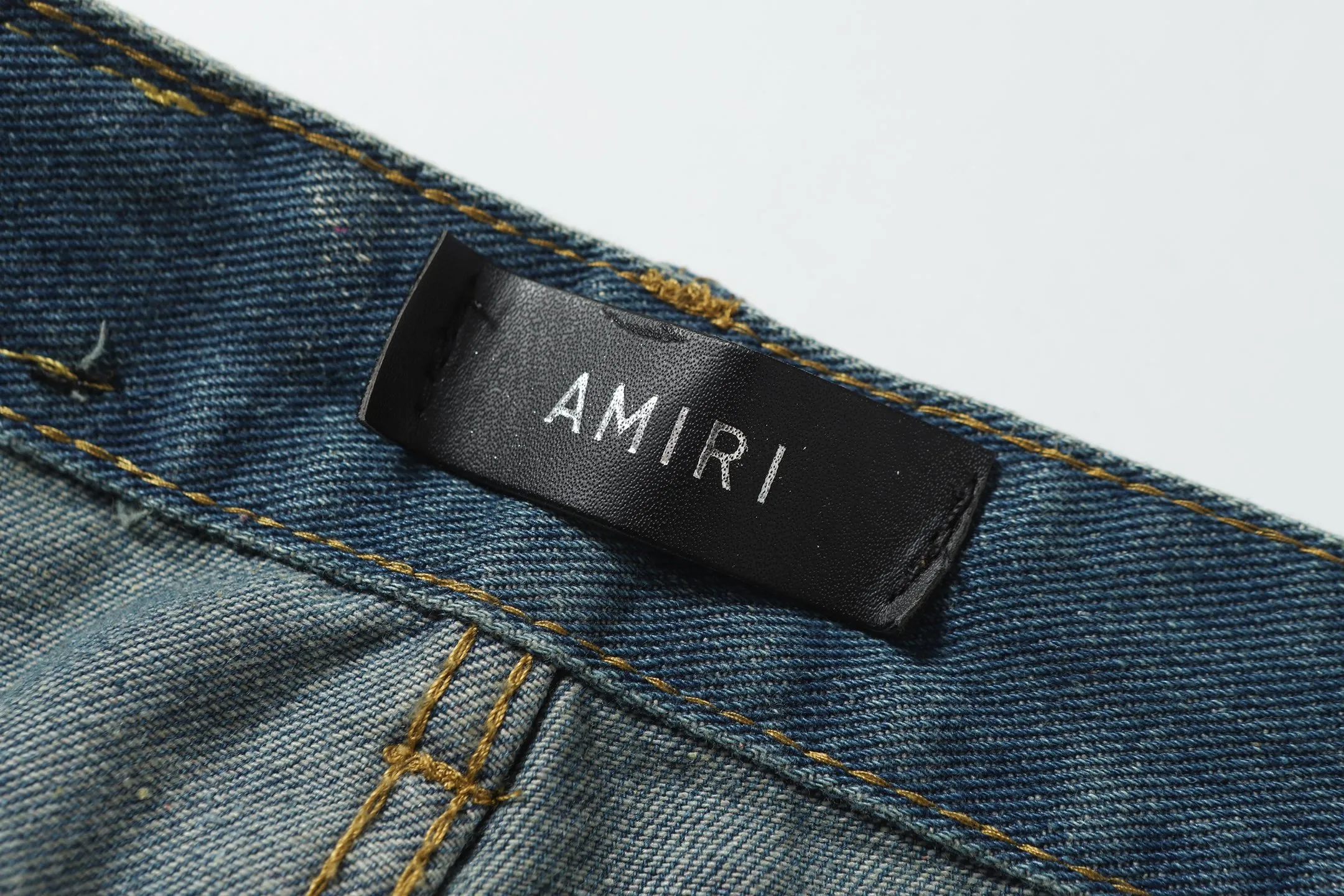 P256 Actual photo [High quality] Code: M752 Color: Picture color Size: S to XXXL AMIRI patch embroidery jeans trousers AMIRI high street basic ripped jeans trousers Amiri brand jeans break the production process and cutting of the original jeans, the fabrics are softer and more comfortable Hand-sewn collar label Customized logo buttons Genuine leather brand size Pants length Waist Hips Unit cm S 98 68 100 M 99 72 104 L 100 76 108 XL 101 80 112 XXL 102 84 116 XXXL 103 88 120