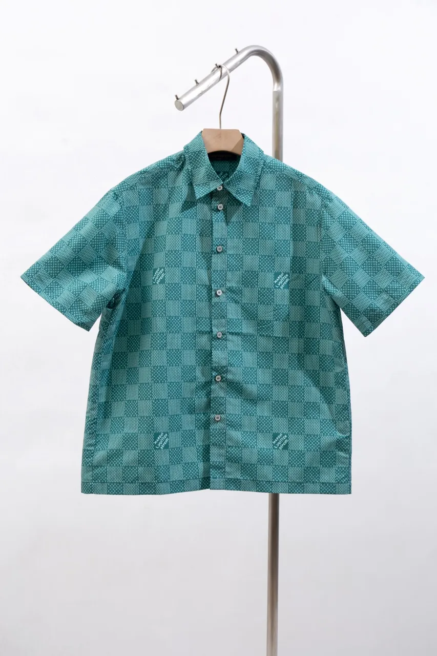The new LV 24ss short-sleeved shirt is made of lightweight cotton with a full-length Damier Monogram pattern, integrating pocket Monogram elements and the chic Marque L.Vuitton Déposée logo into a checkered pattern. It adds eye-catching style to casual looks and pairs well with the matching beach shorts. Same style for men and women Size: S.M.L.XL