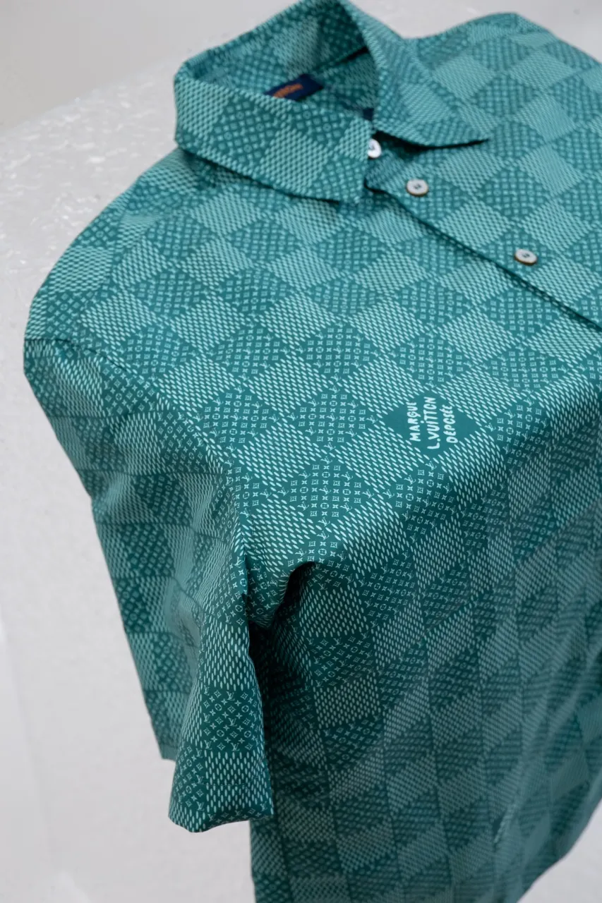 The new LV 24ss short-sleeved shirt is made of lightweight cotton with a full-length Damier Monogram pattern, integrating pocket Monogram elements and the chic Marque L.Vuitton Déposée logo into a checkered pattern. It adds eye-catching style to casual looks and pairs well with the matching beach shorts. Same style for men and women Size: S.M.L.XL