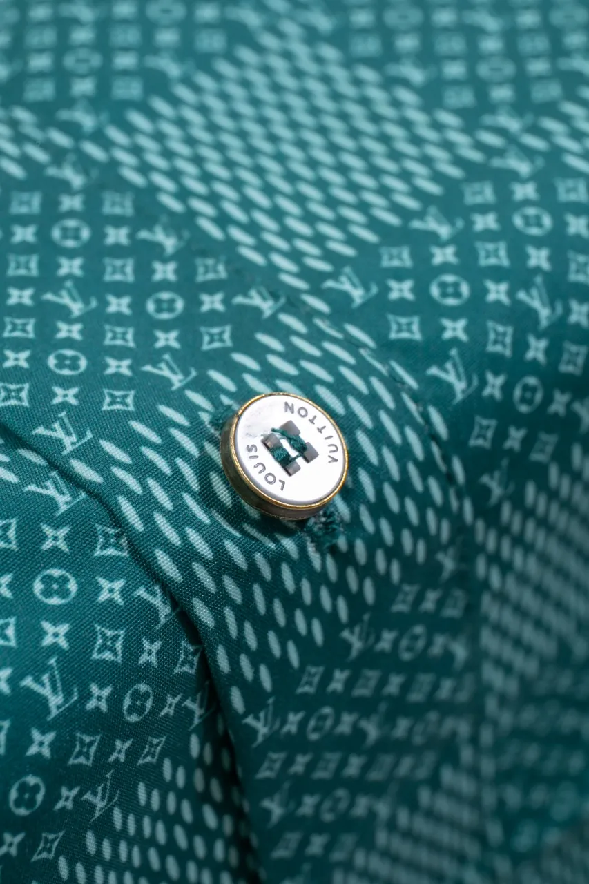 The new LV 24ss short-sleeved shirt is made of lightweight cotton with a full-length Damier Monogram pattern, integrating pocket Monogram elements and the chic Marque L.Vuitton Déposée logo into a checkered pattern. It adds eye-catching style to casual looks and pairs well with the matching beach shorts. Same style for men and women Size: S.M.L.XL