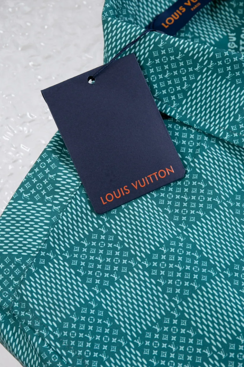 The new LV 24ss short-sleeved shirt is made of lightweight cotton with a full-length Damier Monogram pattern, integrating pocket Monogram elements and the chic Marque L.Vuitton Déposée logo into a checkered pattern. It adds eye-catching style to casual looks and pairs well with the matching beach shorts. Same style for men and women Size: S.M.L.XL