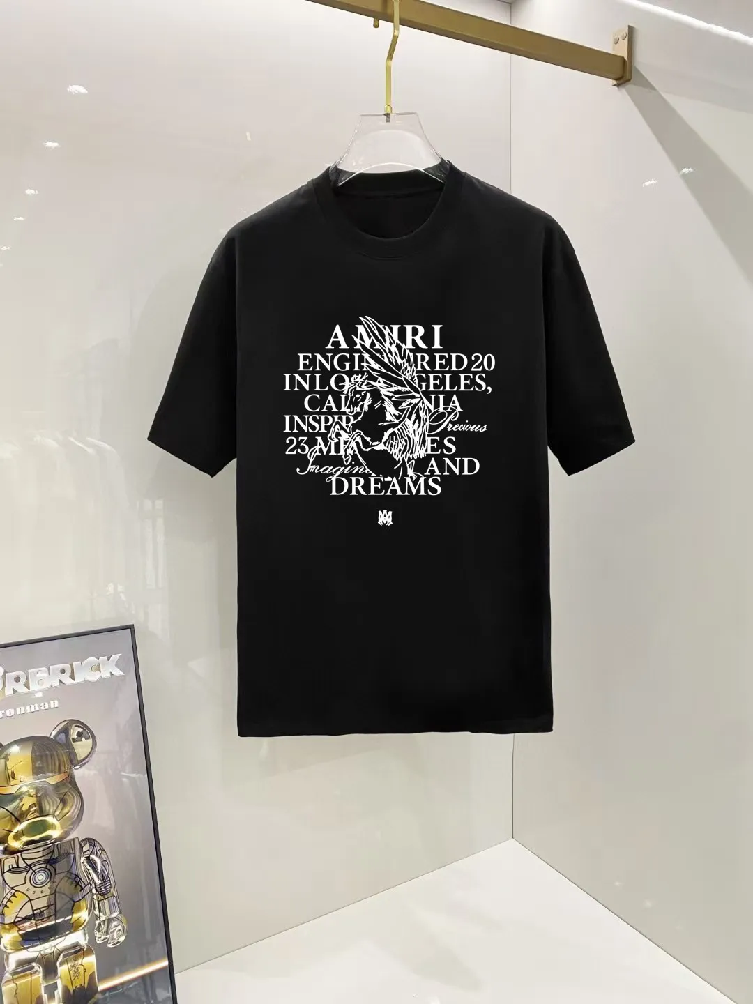 P140 AMIRI# 2025 spring and summer new style debut counter, the latest short-sleeved round neck T-shirt, high-end custom design, avant-garde and fashionable! The brand logo is designed with heavy craftsmanship. High-end customized 250g Xinjiang long-staple cotton fabric. Soft to the touch. Comfortable to wear. Exquisite stitching at the counter level. Fine workmanship. The upper body effect is incomparably handsome! A must-have item for a stylish man! Color: black. White! Size: S M L