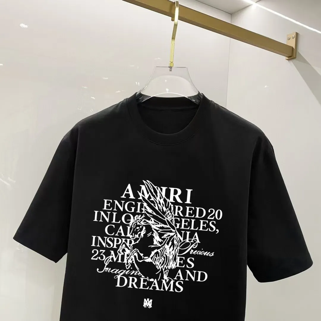 P140 AMIRI# 2025 spring and summer new style debut counter, the latest short-sleeved round neck T-shirt, high-end custom design, avant-garde and fashionable! The brand logo is designed with heavy craftsmanship. High-end customized 250g Xinjiang long-staple cotton fabric. Soft to the touch. Comfortable to wear. Exquisite stitching at the counter level. Fine workmanship. The upper body effect is incomparably handsome! A must-have item for a stylish man! Color: black. White! Size: S M L