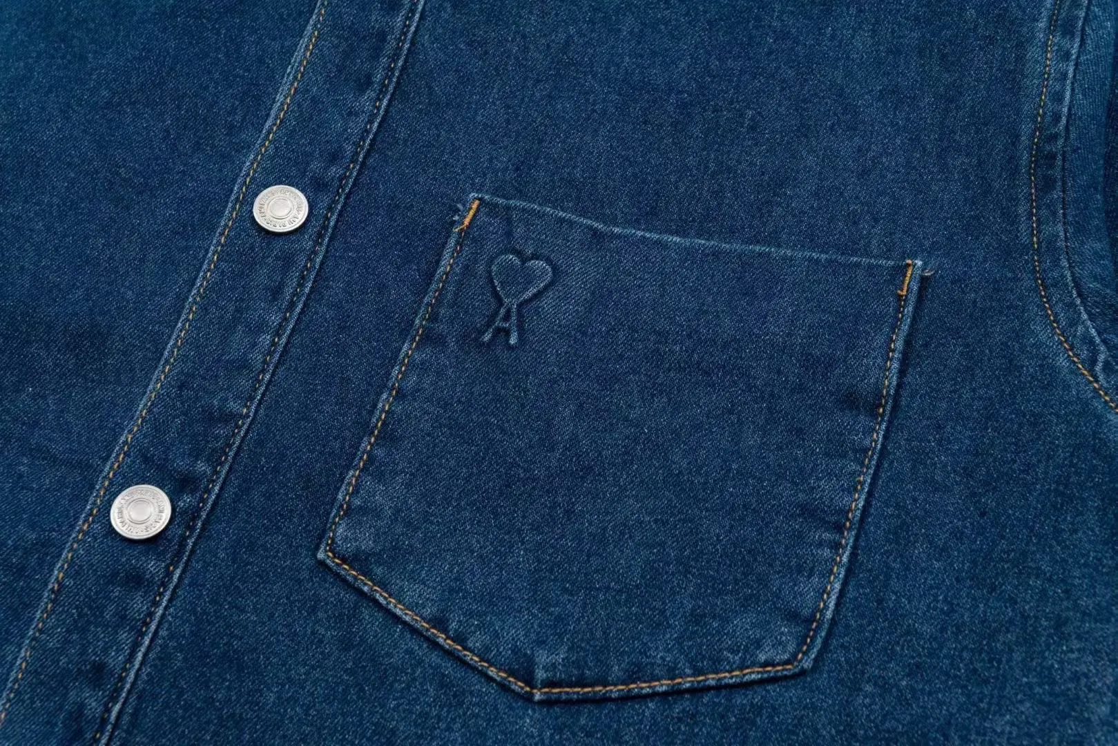 2268# AMI PARIS 25 autumn and winter new designer style, college retro style, chest pocket, heart embossed logo, long sleeves, casual lapel, slightly wide version, classic washed denim jacket, buttons decorated with LOGO, can be worn by men and women, long dropped shoulders, color: black, apricot, denim blue, size: S-XL