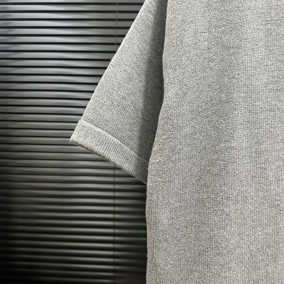 P230 Style: AMIRI foam flocking short sleeves Size: S-XXL Fabric: Wool blend Accessories: Full set of customized original accessories No gender distinction, same style for men and women