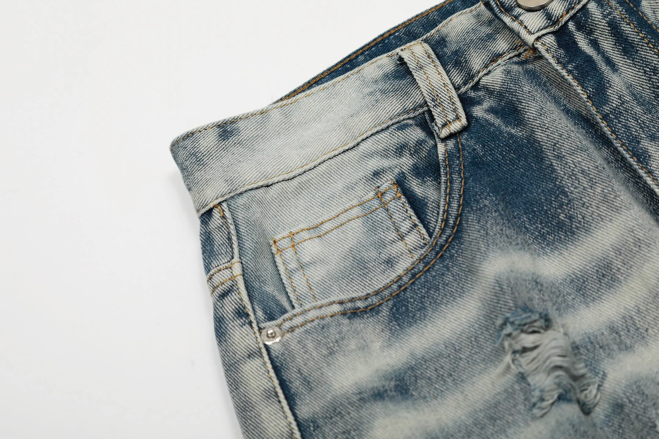 #M35 P168💰 Amiri classic embroidered hole patch washed cobra slim fit jeans Produced by a major washed factory Full of high-end sense Partial destruction of the knees with leather patchwork design Already used as a facade design Leather waist nameplate The focus of this style is not on the washing, but on the shape and version of the destruction The secret lies in the craftsmanship of the master. The cost of post-processing, grinding, cutting, etc. is far beyond the cost of assembly line products. Color: Picture color Size: 30-32-34-36