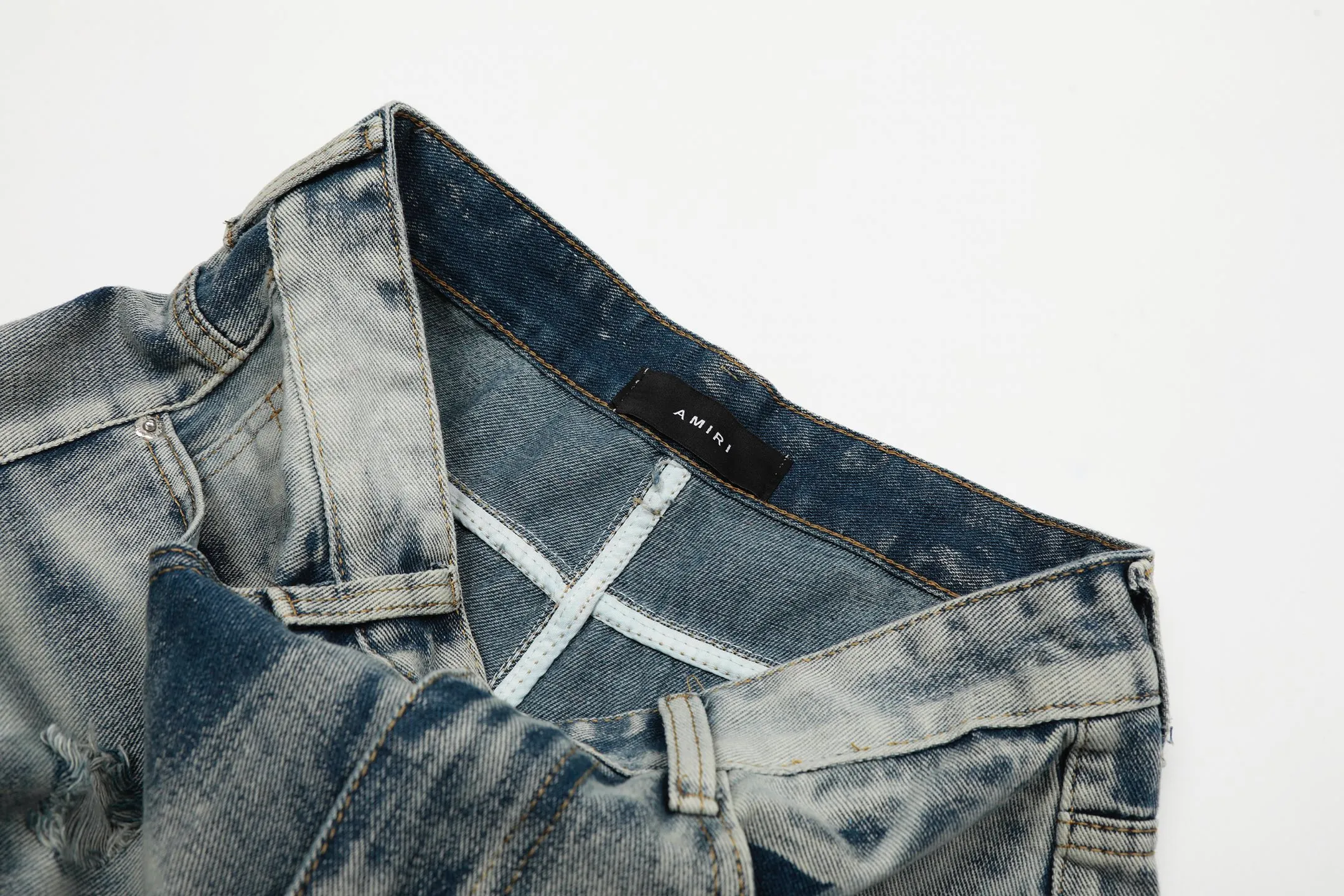 #M35 P168💰 Amiri classic embroidered hole patch washed cobra slim fit jeans Produced by a major washed factory Full of high-end sense Partial destruction of the knees with leather patchwork design Already used as a facade design Leather waist nameplate The focus of this style is not on the washing, but on the shape and version of the destruction The secret lies in the craftsmanship of the master. The cost of post-processing, grinding, cutting, etc. is far beyond the cost of assembly line products. Color: Picture color Size: 30-32-34-36