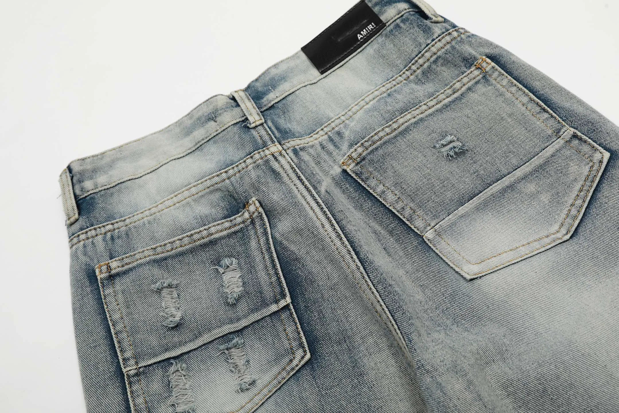 #M35 P168💰 Amiri classic embroidered hole patch washed cobra slim fit jeans Produced by a major washed factory Full of high-end sense Partial destruction of the knees with leather patchwork design Already used as a facade design Leather waist nameplate The focus of this style is not on the washing, but on the shape and version of the destruction The secret lies in the craftsmanship of the master. The cost of post-processing, grinding, cutting, etc. is far beyond the cost of assembly line products. Color: Picture color Size: 30-32-34-36