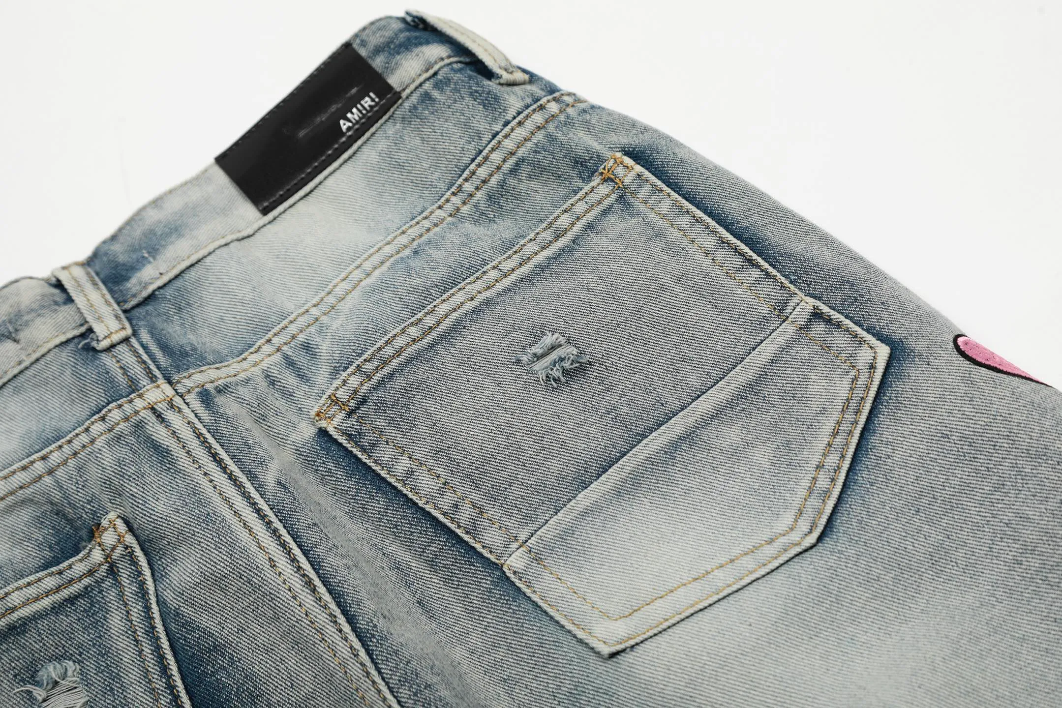 #M35 P168💰 Amiri classic embroidered hole patch washed cobra slim fit jeans Produced by a major washed factory Full of high-end sense Partial destruction of the knees with leather patchwork design Already used as a facade design Leather waist nameplate The focus of this style is not on the washing, but on the shape and version of the destruction The secret lies in the craftsmanship of the master. The cost of post-processing, grinding, cutting, etc. is far beyond the cost of assembly line products. Color: Picture color Size: 30-32-34-36