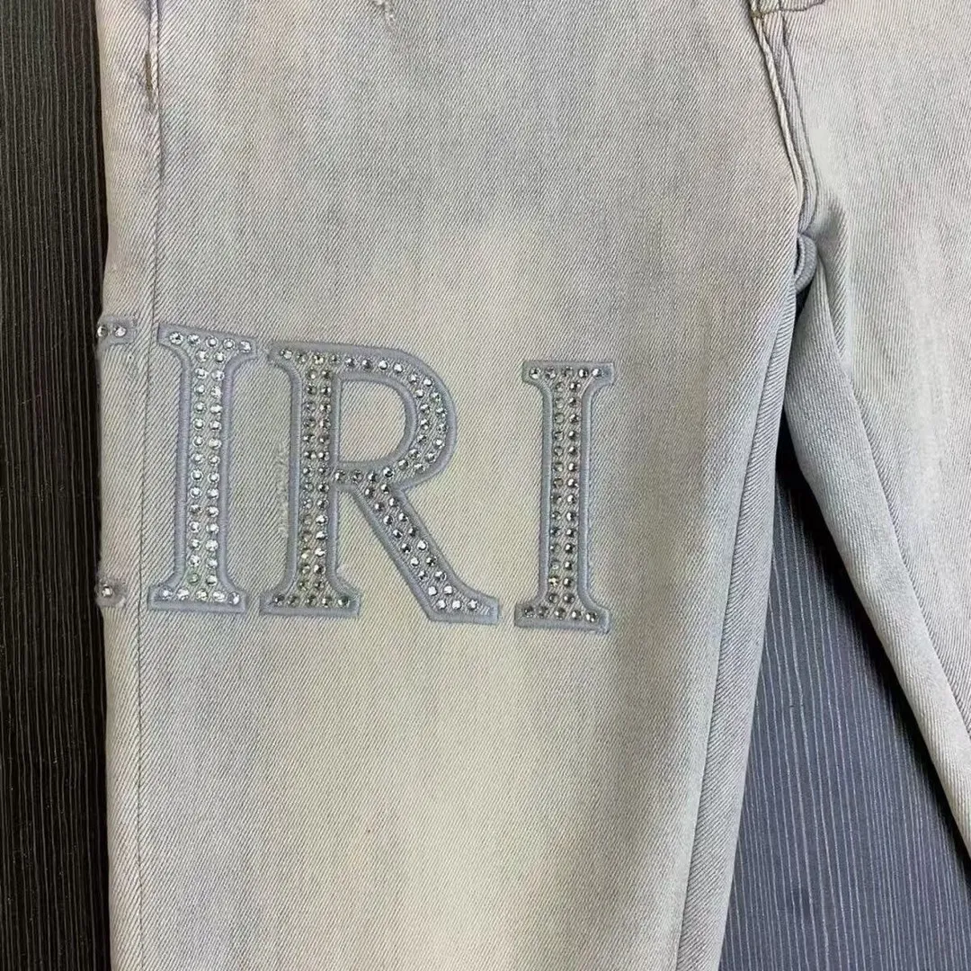P156 model number Cc818 AMIRI white ripped high street jeans with diamonds! The transliteration of amiri is Emil, which is the name of the founder. Mike Amiri, the founder of amiri, grew up in Los Angeles, USA. He was influenced by local street culture and Punk Rock since he was a child, so he founded the amiri brand named after himself. A variety of trendy clothing meets the needs of different fashion players. Amiri clothing has novel and unique styles and is a well-known street brand in the United States. The styles and styles of many clothes are loved by many street photographers. The various clothing styles meet the dressing needs of different people, show their unique temperament, and show the trend of dressing. amiri's jeans are relatively famous. Not only do they have many styles, but the quality of their denim jackets is also very good. Many celebrities have also worn the amiri brand's denim series. The fabric is made of 100% cotton denim! High temperature setting, heavy sand washing, never fade, full of fashion! All made to order! -The colorful embroidery on the chest is so tense and the embroidery is neat! Imported machine for work! quality assurance!  -The entire garment is made with fine workmanship. Each seam is pressed using a double-needle machine. This stitching is a test of the workers' skills. If it goes astray, the entire garment will be scrapped. The hardware is custom-made, with exclusive logos, and is a one-to-one replica of the original! Original trademark! The fit is loose and slimming! Color: Picture color Size: m-2xl