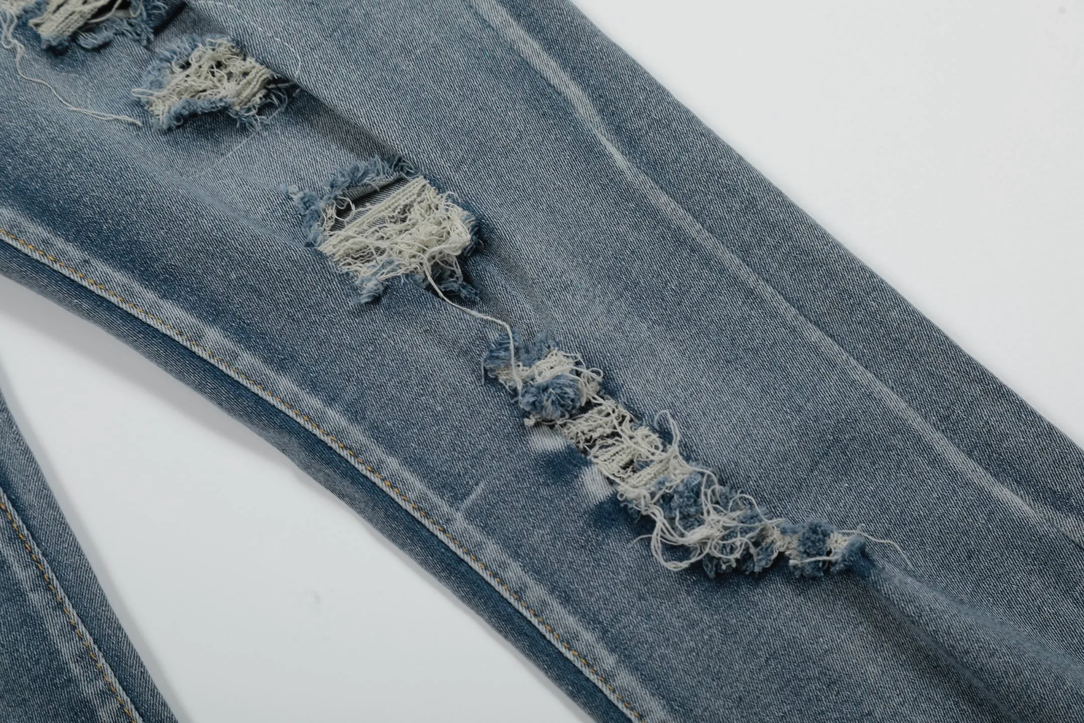 #M45 P168💰 Amiri classic embroidered patched leather distressed lettered jeans. Slim fit jeans. Produced by a major washed factory. Full of high-end. Partial destruction of the knees and patchwork design. Already used as a facade design. Leather waist nameplate. The focus of this style is not on the washing, but on the destroyed shape and version. The secret lies in the craftsmanship of the master. The cost of post-processing, grinding, cutting, etc. is far beyond the cost of assembly line products. Color: Picture color Size: 30-32-34-36