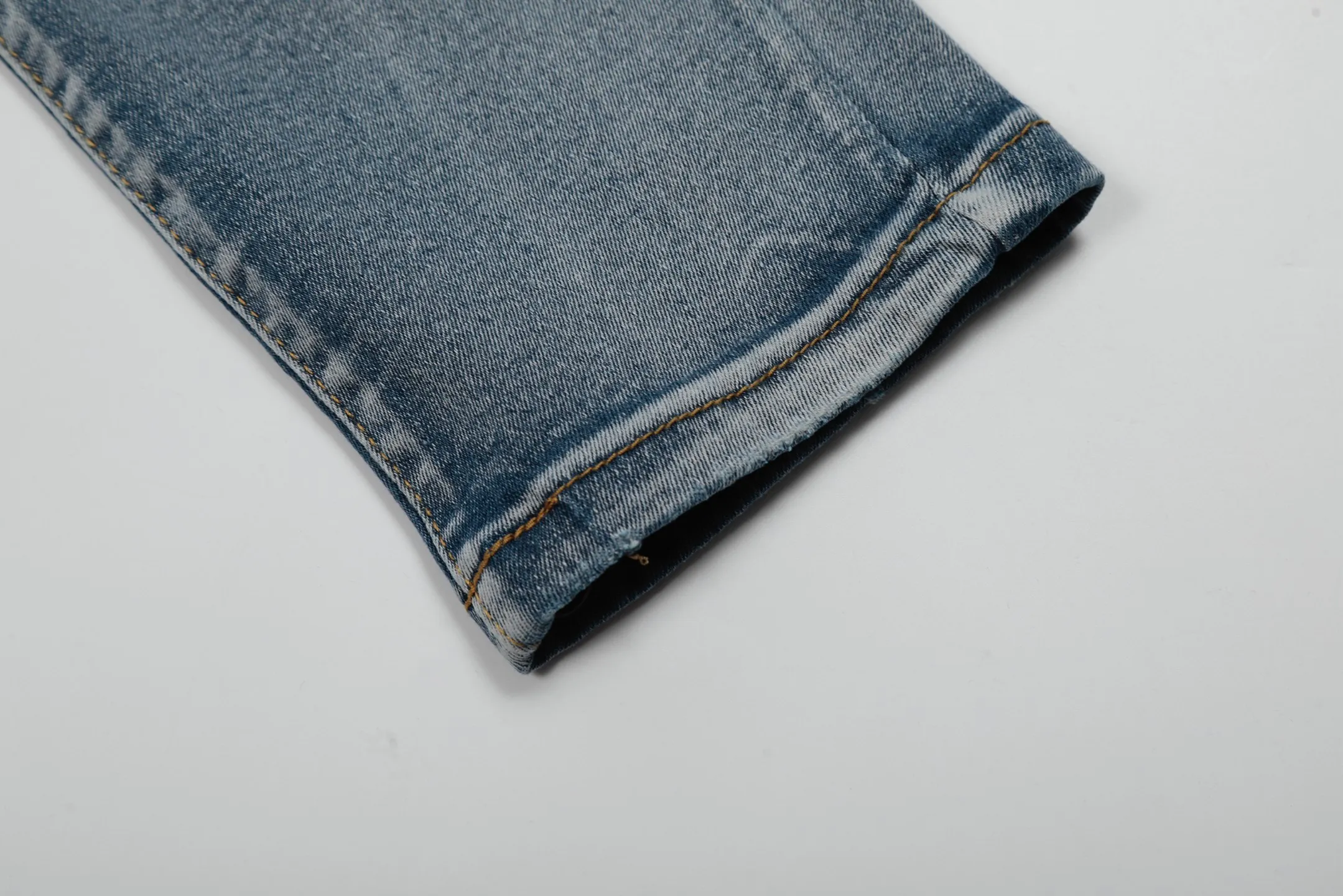#M45 P168💰 Amiri classic embroidered patched leather distressed lettered jeans. Slim fit jeans. Produced by a major washed factory. Full of high-end. Partial destruction of the knees and patchwork design. Already used as a facade design. Leather waist nameplate. The focus of this style is not on the washing, but on the destroyed shape and version. The secret lies in the craftsmanship of the master. The cost of post-processing, grinding, cutting, etc. is far beyond the cost of assembly line products. Color: Picture color Size: 30-32-34-36