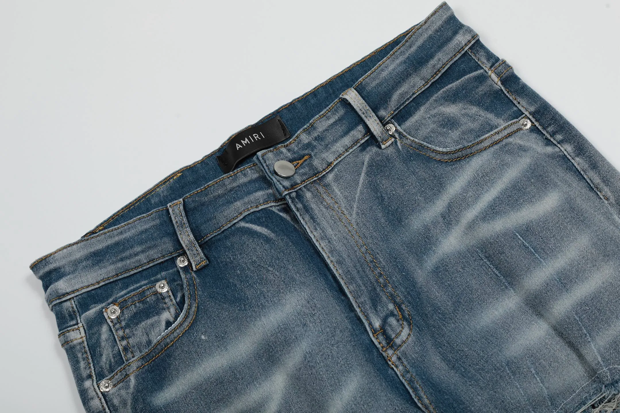 #M45 P168💰 Amiri classic embroidered patched leather distressed lettered jeans. Slim fit jeans. Produced by a major washed factory. Full of high-end. Partial destruction of the knees and patchwork design. Already used as a facade design. Leather waist nameplate. The focus of this style is not on the washing, but on the destroyed shape and version. The secret lies in the craftsmanship of the master. The cost of post-processing, grinding, cutting, etc. is far beyond the cost of assembly line products. Color: Picture color Size: 30-32-34-36