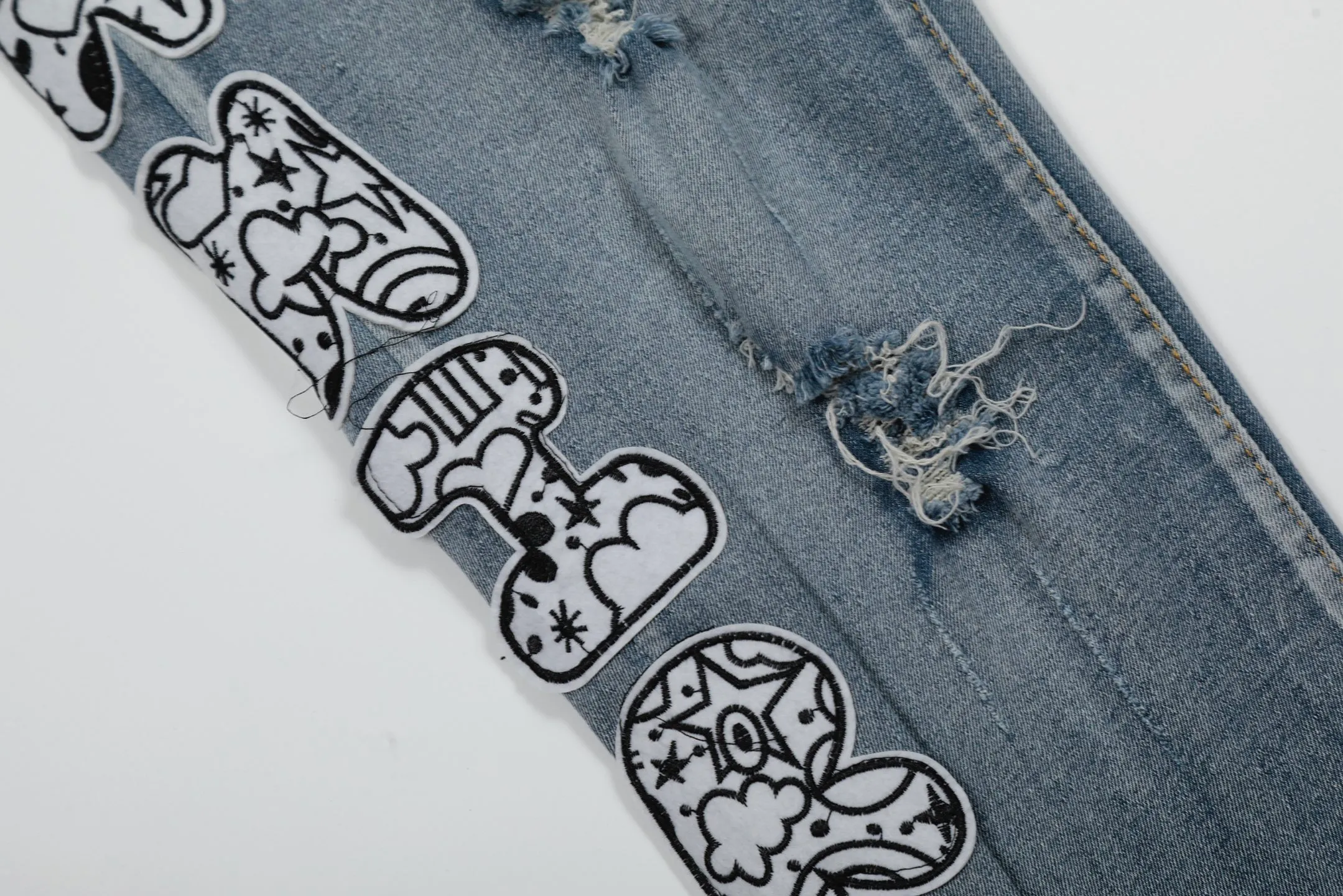 #M45 P168💰 Amiri classic embroidered patched leather distressed lettered jeans. Slim fit jeans. Produced by a major washed factory. Full of high-end. Partial destruction of the knees and patchwork design. Already used as a facade design. Leather waist nameplate. The focus of this style is not on the washing, but on the destroyed shape and version. The secret lies in the craftsmanship of the master. The cost of post-processing, grinding, cutting, etc. is far beyond the cost of assembly line products. Color: Picture color Size: 30-32-34-36