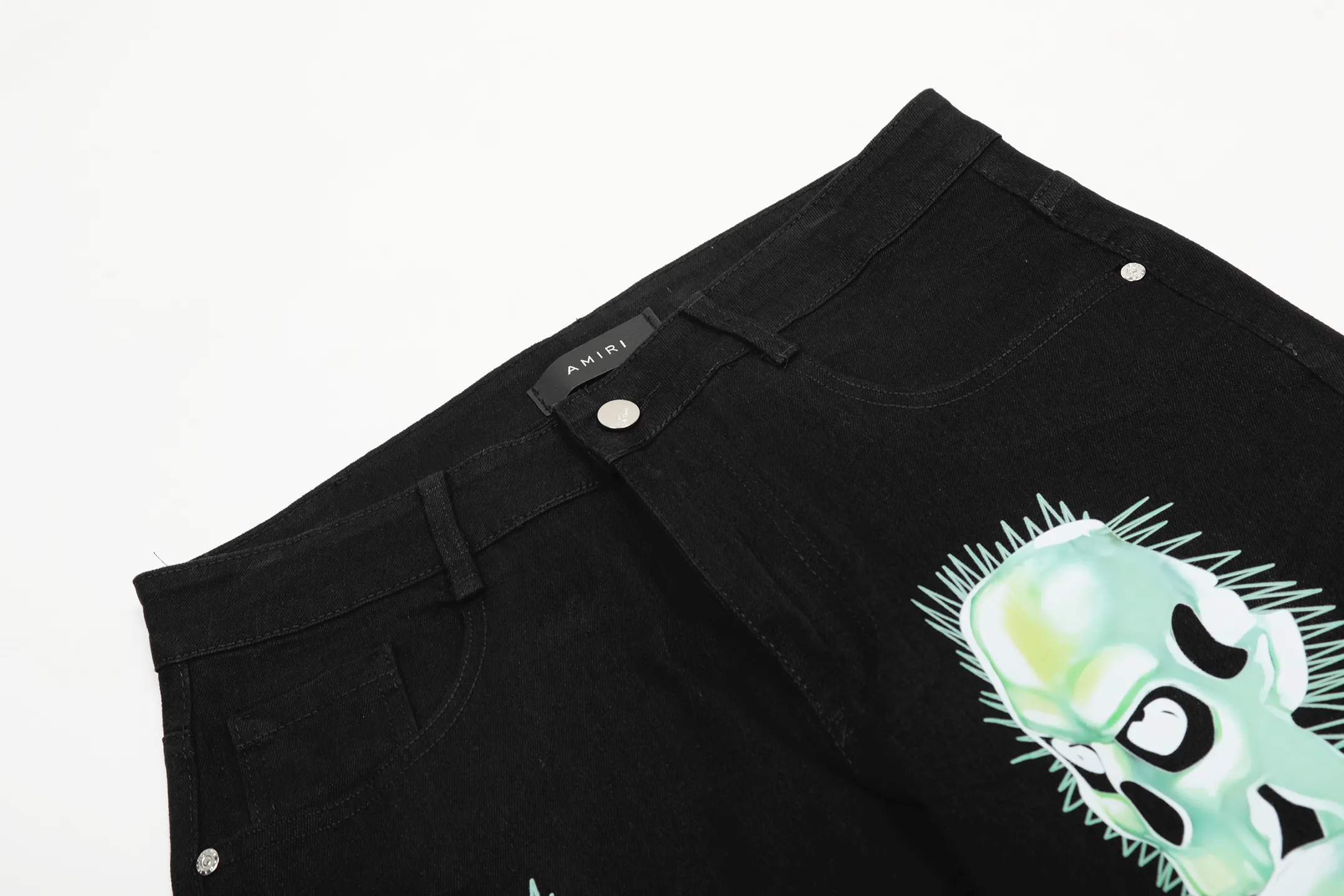 #M23 P168💰 Amiri printed skulls all over ☠️Printed small-foot jeans Slim-fitting small-foot jeans Produced by a major washed factory Full of high-end feel Partial destruction of the knees with leather design Already used as a facade design Leather waist nameplate The focus of this style is not on the washing, but on the destroyed shape and version The secret lies in the craftsmanship of the master. The cost of post-processing, grinding, cutting, etc. is far beyond the cost of assembly line products. Color: Picture color Size: 30-32-34-36