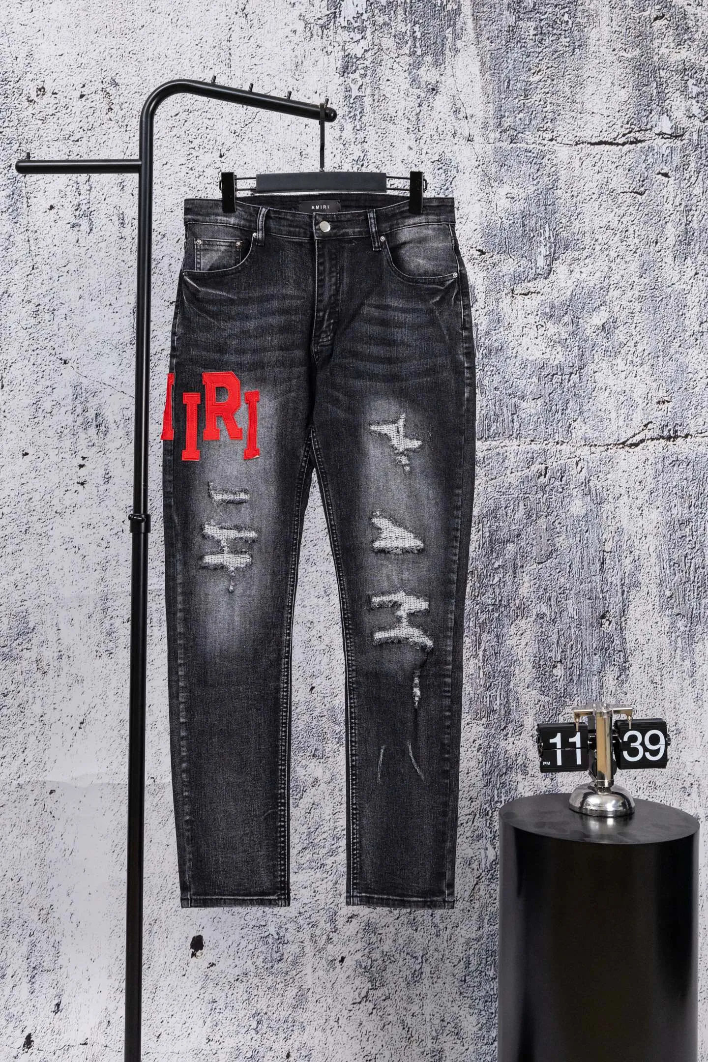 P230 AMIRI black and gray distressed ripped slim-fit jeans trousers amiri is transliterated as Emil, which is the name of the founder. Mike Amiri, the founder of amiri, grew up in Los Angeles, USA. He was influenced by local street culture and Punk Rock since he was a child, so he founded the amiri brand named after himself. A variety of trendy brand clothing meets the needs of different fashion players. Amiri clothing has novel and unique styles and is a well-known street brand in the United States. The styles and styles of many clothes are loved by many street photographers. The various clothing styles meet the dressing needs of different people, show their unique temperament, and show the trend of dressing. amiri's jeans are relatively famous. Not only do they have many styles, but the quality of the jeans is also very good. Many celebrities have also worn amiri brand jeans. Size: 28-34 Color: white label red label black label