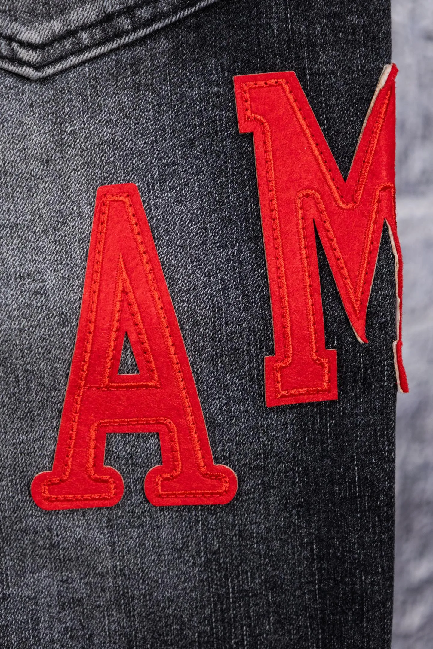 P230 AMIRI black and gray distressed ripped slim-fit jeans trousers amiri is transliterated as Emil, which is the name of the founder. Mike Amiri, the founder of amiri, grew up in Los Angeles, USA. He was influenced by local street culture and Punk Rock since he was a child, so he founded the amiri brand named after himself. A variety of trendy brand clothing meets the needs of different fashion players. Amiri clothing has novel and unique styles and is a well-known street brand in the United States. The styles and styles of many clothes are loved by many street photographers. The various clothing styles meet the dressing needs of different people, show their unique temperament, and show the trend of dressing. amiri's jeans are relatively famous. Not only do they have many styles, but the quality of the jeans is also very good. Many celebrities have also worn amiri brand jeans. Size: 28-34 Color: white label red label black label