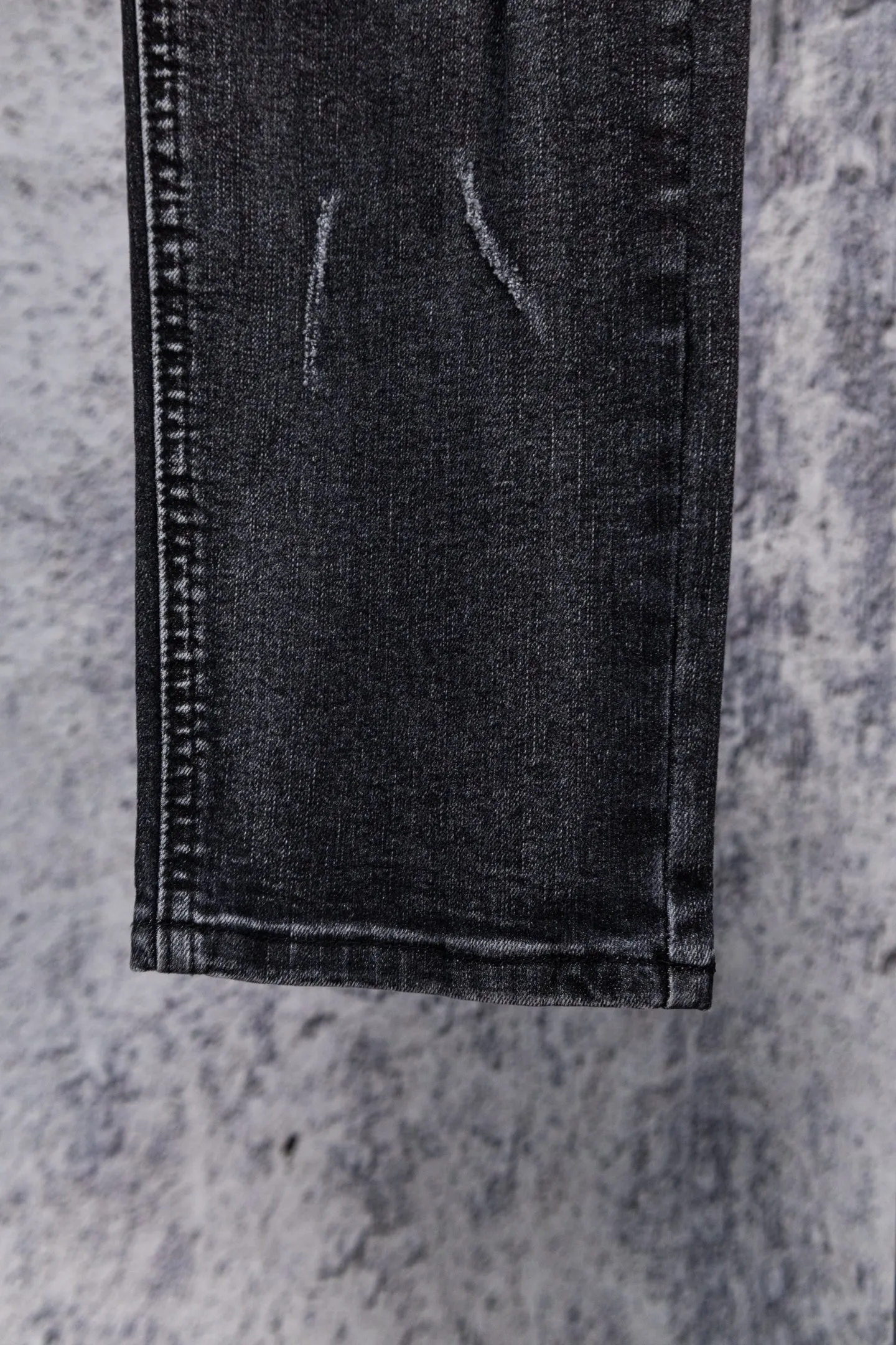 P230 AMIRI black and gray distressed ripped slim-fit jeans trousers amiri is transliterated as Emil, which is the name of the founder. Mike Amiri, the founder of amiri, grew up in Los Angeles, USA. He was influenced by local street culture and Punk Rock since he was a child, so he founded the amiri brand named after himself. A variety of trendy brand clothing meets the needs of different fashion players. Amiri clothing has novel and unique styles and is a well-known street brand in the United States. The styles and styles of many clothes are loved by many street photographers. The various clothing styles meet the dressing needs of different people, show their unique temperament, and show the trend of dressing. amiri's jeans are relatively famous. Not only do they have many styles, but the quality of the jeans is also very good. Many celebrities have also worn amiri brand jeans. Size: 28-34 Color: white label red label black label