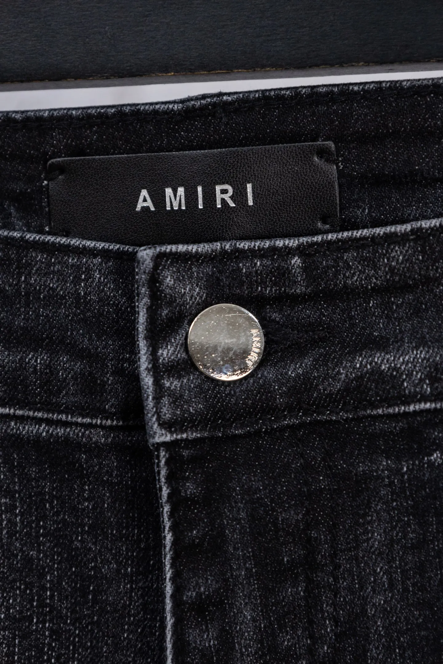 P230 AMIRI black and gray distressed ripped slim-fit jeans trousers amiri is transliterated as Emil, which is the name of the founder. Mike Amiri, the founder of amiri, grew up in Los Angeles, USA. He was influenced by local street culture and Punk Rock since he was a child, so he founded the amiri brand named after himself. A variety of trendy brand clothing meets the needs of different fashion players. Amiri clothing has novel and unique styles and is a well-known street brand in the United States. The styles and styles of many clothes are loved by many street photographers. The various clothing styles meet the dressing needs of different people, show their unique temperament, and show the trend of dressing. amiri's jeans are relatively famous. Not only do they have many styles, but the quality of the jeans is also very good. Many celebrities have also worn amiri brand jeans. Size: 28-34 Color: white label red label black label
