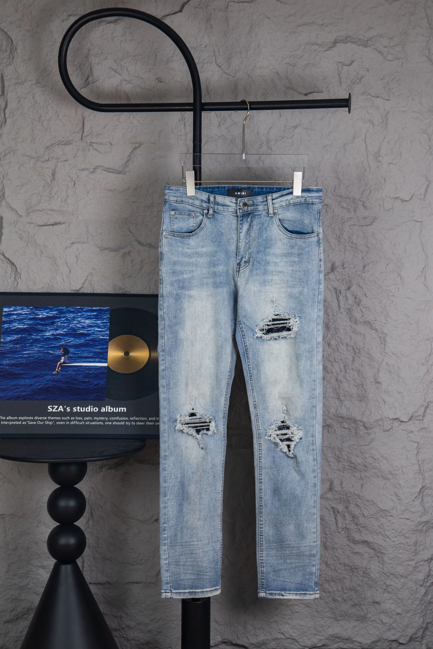 P230 Top version of heavy-duty Amiri ripped patch jeans high street slim jeans distressed ripped high street slim jeans trousers - top quality - Introduction: amiri is transliterated as Emil, which is the name of the founder. Mike Amiri, the founder of amiri, grew up in Los Angeles, USA. He was influenced by local street culture and Punk Rock since childhood, so he founded the amiri brand named after himself. A variety of trendy clothing meets the needs of different trendy players. Amiri clothing has novel and unique styles and is a well-known street brand in the United States. The styles and styles of many clothes are loved by many street photographers. The various clothing styles meet the dressing needs of different people, show their unique temperament, and show the trend of dressing. amiri's jeans are relatively famous. Not only do they have many styles, but the quality of the jeans is also very good. Many celebrities have also worn amiri brand jeans.  The jeans of the amiri brand break through the production process and cutting of the original jeans. The fabrics are relatively soft and comfortable, and are not as hard as some jeans, which can irritate the skin and cause the skin to bleed when worn. Los Angeles trendy brand Amiri's jeans are made with great detail from tailoring to texture, adding wrinkles, bullet holes, damage and other details to add to the trendiness of the jeans. You can choose the style that suits you according to your own needs. Only when you wear a suitable style can you have a certain sense of fashion.  In recent years, high street has become a word that appears more and more frequently in men's clothing. High street style has also become an important direction for everyone's matching. High street related items basically cannot avoid oversize or drop-shoulder tops. The lower body is matched with trackpants or tight-fitting denim. In my opinion, the most representative one is perhaps denim. What I bring to you today is the denim worn by many Internet celebrities in Xiaohongshu. It is operated by a Ningbo washing factory. Front and back. The trousers legs have cat whiskers to play with and fade. Full of high-end sense. Knee part damage design with leather patchwork design. Already used as facade design. Leather waist nameplate. Customized crotch placket hardware. Engraving mold opening. The focus of this style is not on washing, but on the shape and version of the damage. The secret lies in the craftsmanship of the master. Later, the cost of fraying, horse cutting, knife cutting, etc. These hand-made products are far beyond comparison with assembly line products. Size 28-34