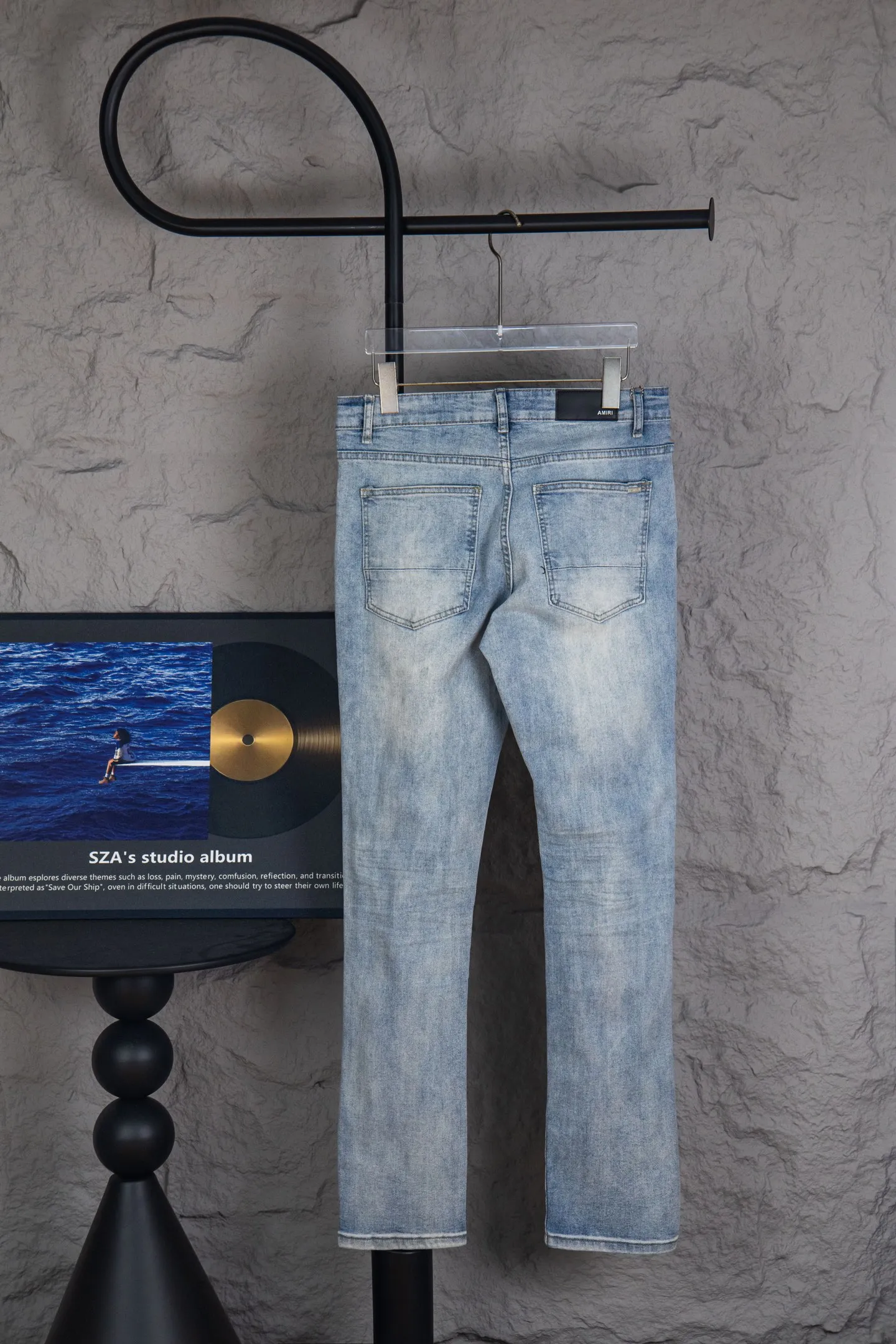 P230 Top version of heavy-duty Amiri ripped patch jeans high street slim jeans distressed ripped high street slim jeans trousers - top quality - Introduction: amiri is transliterated as Emil, which is the name of the founder. Mike Amiri, the founder of amiri, grew up in Los Angeles, USA. He was influenced by local street culture and Punk Rock since childhood, so he founded the amiri brand named after himself. A variety of trendy clothing meets the needs of different trendy players. Amiri clothing has novel and unique styles and is a well-known street brand in the United States. The styles and styles of many clothes are loved by many street photographers. The various clothing styles meet the dressing needs of different people, show their unique temperament, and show the trend of dressing. amiri's jeans are relatively famous. Not only do they have many styles, but the quality of the jeans is also very good. Many celebrities have also worn amiri brand jeans.  The jeans of the amiri brand break through the production process and cutting of the original jeans. The fabrics are relatively soft and comfortable, and are not as hard as some jeans, which can irritate the skin and cause the skin to bleed when worn. Los Angeles trendy brand Amiri's jeans are made with great detail from tailoring to texture, adding wrinkles, bullet holes, damage and other details to add to the trendiness of the jeans. You can choose the style that suits you according to your own needs. Only when you wear a suitable style can you have a certain sense of fashion.  In recent years, high street has become a word that appears more and more frequently in men's clothing. High street style has also become an important direction for everyone's matching. High street related items basically cannot avoid oversize or drop-shoulder tops. The lower body is matched with trackpants or tight-fitting denim. In my opinion, the most representative one is perhaps denim. What I bring to you today is the denim worn by many Internet celebrities in Xiaohongshu. It is operated by a Ningbo washing factory. Front and back. The trousers legs have cat whiskers to play with and fade. Full of high-end sense. Knee part damage design with leather patchwork design. Already used as facade design. Leather waist nameplate. Customized crotch placket hardware. Engraving mold opening. The focus of this style is not on washing, but on the shape and version of the damage. The secret lies in the craftsmanship of the master. Later, the cost of fraying, horse cutting, knife cutting, etc. These hand-made products are far beyond comparison with assembly line products. Size 28-34