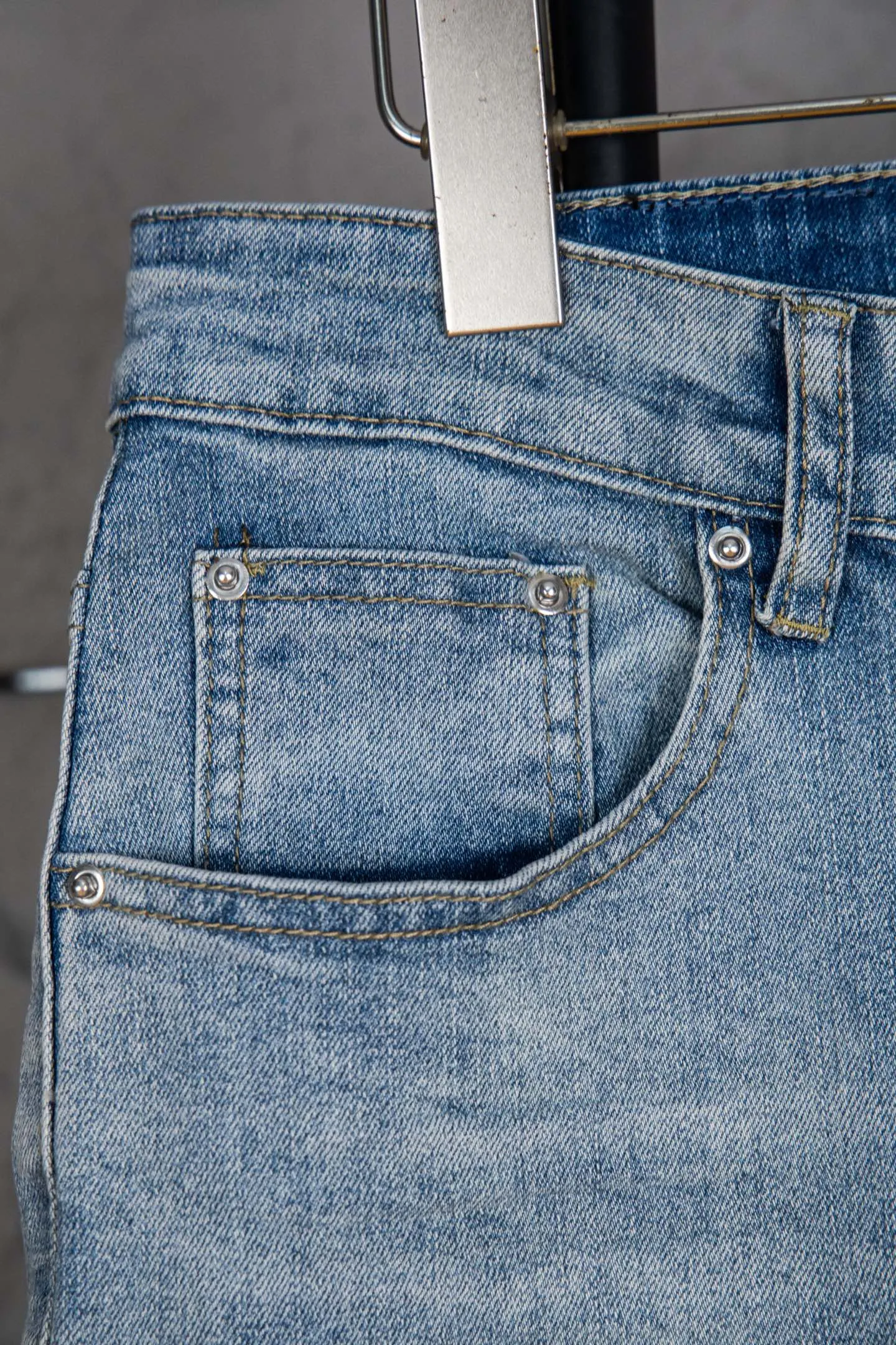 P230 Top version of heavy-duty Amiri ripped patch jeans high street slim jeans distressed ripped high street slim jeans trousers - top quality - Introduction: amiri is transliterated as Emil, which is the name of the founder. Mike Amiri, the founder of amiri, grew up in Los Angeles, USA. He was influenced by local street culture and Punk Rock since childhood, so he founded the amiri brand named after himself. A variety of trendy clothing meets the needs of different trendy players. Amiri clothing has novel and unique styles and is a well-known street brand in the United States. The styles and styles of many clothes are loved by many street photographers. The various clothing styles meet the dressing needs of different people, show their unique temperament, and show the trend of dressing. amiri's jeans are relatively famous. Not only do they have many styles, but the quality of the jeans is also very good. Many celebrities have also worn amiri brand jeans.  The jeans of the amiri brand break through the production process and cutting of the original jeans. The fabrics are relatively soft and comfortable, and are not as hard as some jeans, which can irritate the skin and cause the skin to bleed when worn. Los Angeles trendy brand Amiri's jeans are made with great detail from tailoring to texture, adding wrinkles, bullet holes, damage and other details to add to the trendiness of the jeans. You can choose the style that suits you according to your own needs. Only when you wear a suitable style can you have a certain sense of fashion.  In recent years, high street has become a word that appears more and more frequently in men's clothing. High street style has also become an important direction for everyone's matching. High street related items basically cannot avoid oversize or drop-shoulder tops. The lower body is matched with trackpants or tight-fitting denim. In my opinion, the most representative one is perhaps denim. What I bring to you today is the denim worn by many Internet celebrities in Xiaohongshu. It is operated by a Ningbo washing factory. Front and back. The trousers legs have cat whiskers to play with and fade. Full of high-end sense. Knee part damage design with leather patchwork design. Already used as facade design. Leather waist nameplate. Customized crotch placket hardware. Engraving mold opening. The focus of this style is not on washing, but on the shape and version of the damage. The secret lies in the craftsmanship of the master. Later, the cost of fraying, horse cutting, knife cutting, etc. These hand-made products are far beyond comparison with assembly line products. Size 28-34