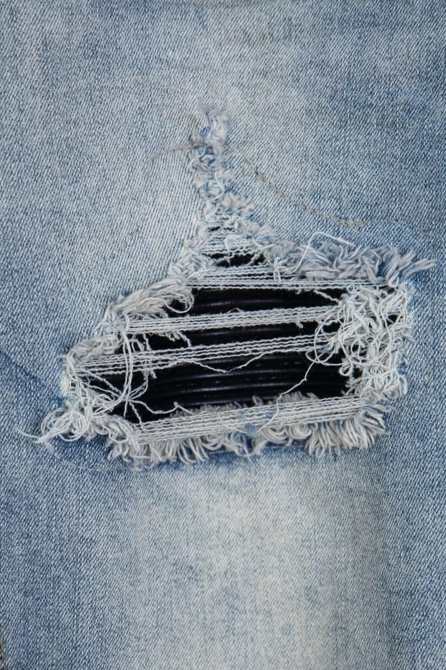 P230 Top version of heavy-duty Amiri ripped patch jeans high street slim jeans distressed ripped high street slim jeans trousers - top quality - Introduction: amiri is transliterated as Emil, which is the name of the founder. Mike Amiri, the founder of amiri, grew up in Los Angeles, USA. He was influenced by local street culture and Punk Rock since childhood, so he founded the amiri brand named after himself. A variety of trendy clothing meets the needs of different trendy players. Amiri clothing has novel and unique styles and is a well-known street brand in the United States. The styles and styles of many clothes are loved by many street photographers. The various clothing styles meet the dressing needs of different people, show their unique temperament, and show the trend of dressing. amiri's jeans are relatively famous. Not only do they have many styles, but the quality of the jeans is also very good. Many celebrities have also worn amiri brand jeans.  The jeans of the amiri brand break through the production process and cutting of the original jeans. The fabrics are relatively soft and comfortable, and are not as hard as some jeans, which can irritate the skin and cause the skin to bleed when worn. Los Angeles trendy brand Amiri's jeans are made with great detail from tailoring to texture, adding wrinkles, bullet holes, damage and other details to add to the trendiness of the jeans. You can choose the style that suits you according to your own needs. Only when you wear a suitable style can you have a certain sense of fashion.  In recent years, high street has become a word that appears more and more frequently in men's clothing. High street style has also become an important direction for everyone's matching. High street related items basically cannot avoid oversize or drop-shoulder tops. The lower body is matched with trackpants or tight-fitting denim. In my opinion, the most representative one is perhaps denim. What I bring to you today is the denim worn by many Internet celebrities in Xiaohongshu. It is operated by a Ningbo washing factory. Front and back. The trousers legs have cat whiskers to play with and fade. Full of high-end sense. Knee part damage design with leather patchwork design. Already used as facade design. Leather waist nameplate. Customized crotch placket hardware. Engraving mold opening. The focus of this style is not on washing, but on the shape and version of the damage. The secret lies in the craftsmanship of the master. Later, the cost of fraying, horse cutting, knife cutting, etc. These hand-made products are far beyond comparison with assembly line products. Size 28-34