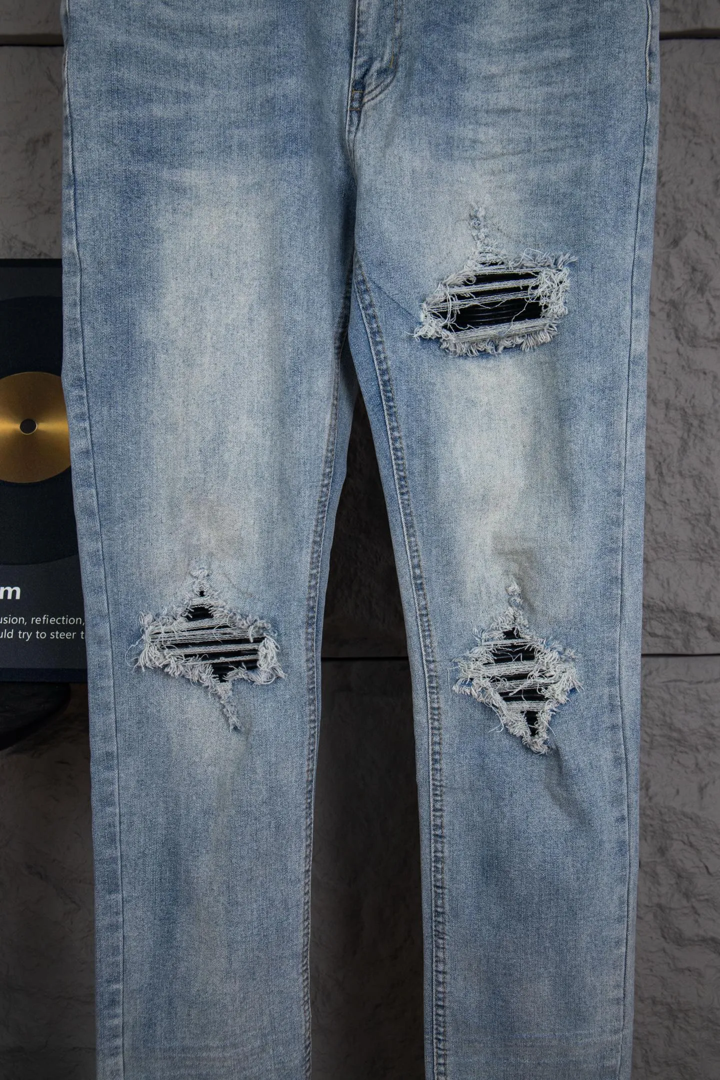 P230 Top version of heavy-duty Amiri ripped patch jeans high street slim jeans distressed ripped high street slim jeans trousers - top quality - Introduction: amiri is transliterated as Emil, which is the name of the founder. Mike Amiri, the founder of amiri, grew up in Los Angeles, USA. He was influenced by local street culture and Punk Rock since childhood, so he founded the amiri brand named after himself. A variety of trendy clothing meets the needs of different trendy players. Amiri clothing has novel and unique styles and is a well-known street brand in the United States. The styles and styles of many clothes are loved by many street photographers. The various clothing styles meet the dressing needs of different people, show their unique temperament, and show the trend of dressing. amiri's jeans are relatively famous. Not only do they have many styles, but the quality of the jeans is also very good. Many celebrities have also worn amiri brand jeans.  The jeans of the amiri brand break through the production process and cutting of the original jeans. The fabrics are relatively soft and comfortable, and are not as hard as some jeans, which can irritate the skin and cause the skin to bleed when worn. Los Angeles trendy brand Amiri's jeans are made with great detail from tailoring to texture, adding wrinkles, bullet holes, damage and other details to add to the trendiness of the jeans. You can choose the style that suits you according to your own needs. Only when you wear a suitable style can you have a certain sense of fashion.  In recent years, high street has become a word that appears more and more frequently in men's clothing. High street style has also become an important direction for everyone's matching. High street related items basically cannot avoid oversize or drop-shoulder tops. The lower body is matched with trackpants or tight-fitting denim. In my opinion, the most representative one is perhaps denim. What I bring to you today is the denim worn by many Internet celebrities in Xiaohongshu. It is operated by a Ningbo washing factory. Front and back. The trousers legs have cat whiskers to play with and fade. Full of high-end sense. Knee part damage design with leather patchwork design. Already used as facade design. Leather waist nameplate. Customized crotch placket hardware. Engraving mold opening. The focus of this style is not on washing, but on the shape and version of the damage. The secret lies in the craftsmanship of the master. Later, the cost of fraying, horse cutting, knife cutting, etc. These hand-made products are far beyond comparison with assembly line products. Size 28-34