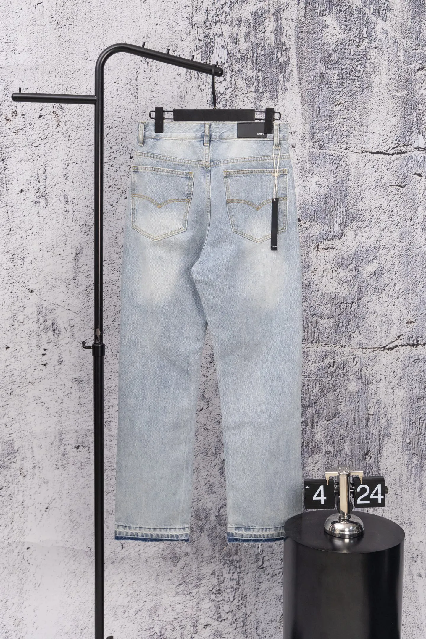 P240 AMIRI Washed colored diamond jeans and trousers amiri is transliterated as Emil, which is the name of the founder. Mike Amiri, the founder of amiri, grew up in Los Angeles, USA. He was influenced by local street culture and Punk Rock since he was a child, so he founded the amiri brand named after himself. A variety of trendy clothing meets the needs of different fashion players. Amiri clothing has novel and unique styles and is a well-known street brand in the United States. The styles and styles of many clothes are loved by many street photographers. The various clothing styles meet the dressing needs of different people, show their unique temperament, and show the trend of dressing. amiri's jeans are relatively famous. Not only do they have many styles, but the quality of the jeans is also very good. Many celebrities have also worn amiri brand jeans. Size: 28-34