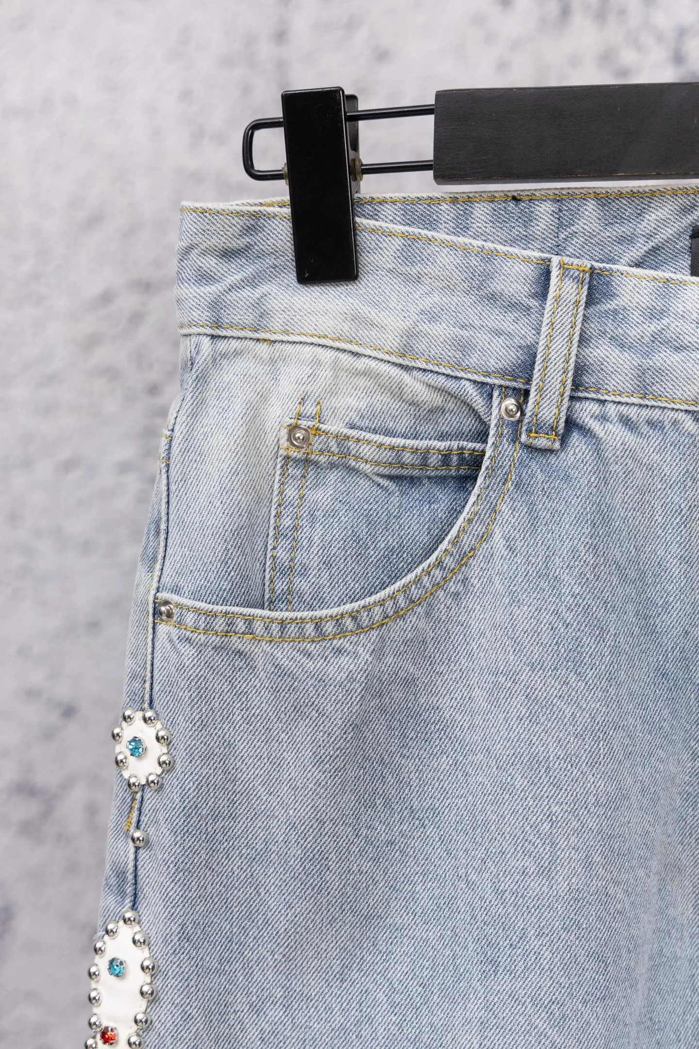 P240 AMIRI Washed colored diamond jeans and trousers amiri is transliterated as Emil, which is the name of the founder. Mike Amiri, the founder of amiri, grew up in Los Angeles, USA. He was influenced by local street culture and Punk Rock since he was a child, so he founded the amiri brand named after himself. A variety of trendy clothing meets the needs of different fashion players. Amiri clothing has novel and unique styles and is a well-known street brand in the United States. The styles and styles of many clothes are loved by many street photographers. The various clothing styles meet the dressing needs of different people, show their unique temperament, and show the trend of dressing. amiri's jeans are relatively famous. Not only do they have many styles, but the quality of the jeans is also very good. Many celebrities have also worn amiri brand jeans. Size: 28-34