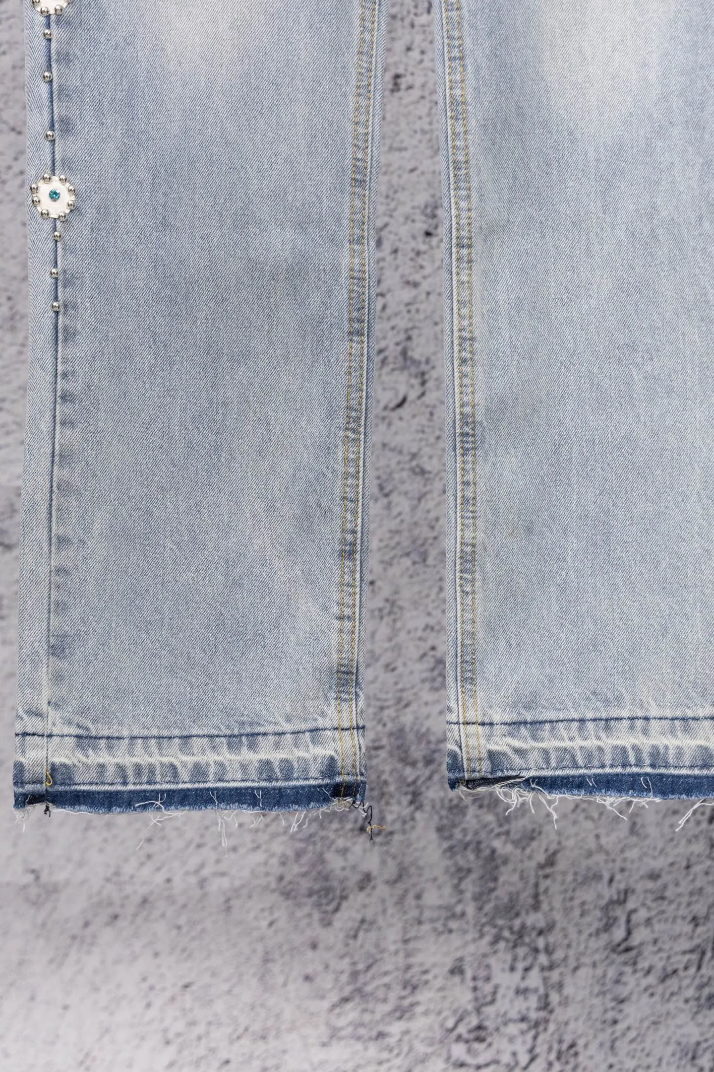 P240 AMIRI Washed colored diamond jeans and trousers amiri is transliterated as Emil, which is the name of the founder. Mike Amiri, the founder of amiri, grew up in Los Angeles, USA. He was influenced by local street culture and Punk Rock since he was a child, so he founded the amiri brand named after himself. A variety of trendy clothing meets the needs of different fashion players. Amiri clothing has novel and unique styles and is a well-known street brand in the United States. The styles and styles of many clothes are loved by many street photographers. The various clothing styles meet the dressing needs of different people, show their unique temperament, and show the trend of dressing. amiri's jeans are relatively famous. Not only do they have many styles, but the quality of the jeans is also very good. Many celebrities have also worn amiri brand jeans. Size: 28-34