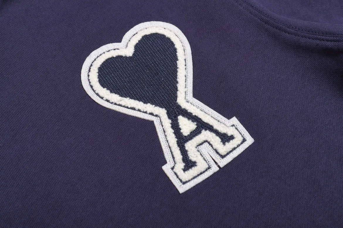 P150 Style No. 204 2025 embroidered large chapter style (with matching straight-leg sweatpants without color difference) AMI 2025 autumn and winter classic large chapter round neck sweatshirt 15 colors to meet everyone's needs. The fabric is made of 380 grams of pure cotton fabric, which is thick and textured. The whole network's counters purchase quality supporting output, which perfectly restores the genuine Zhang Zi. All thick wool knits are used. The absolute quality can be compared with any store in the market at will. There is no color difference in the fixed-dyed threads. The detailed accessories and tag packaging are all 1:1 with the genuine products. The ingenuity spirit gives back to customers.   Color: Navy Size: S M L XL