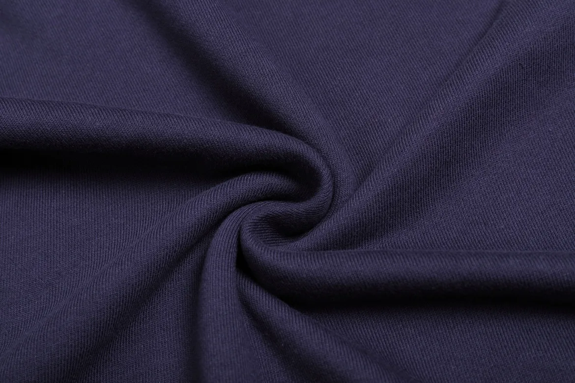 P150 Style No. 204 2025 embroidered large chapter style (with matching straight-leg sweatpants without color difference) AMI 2025 autumn and winter classic large chapter round neck sweatshirt 15 colors to meet everyone's needs. The fabric is made of 380 grams of pure cotton fabric, which is thick and textured. The whole network's counters purchase quality supporting output, which perfectly restores the genuine Zhang Zi. All thick wool knits are used. The absolute quality can be compared with any store in the market at will. There is no color difference in the fixed-dyed threads. The detailed accessories and tag packaging are all 1:1 with the genuine products. The ingenuity spirit gives back to customers.   Color: Navy Size: S M L XL