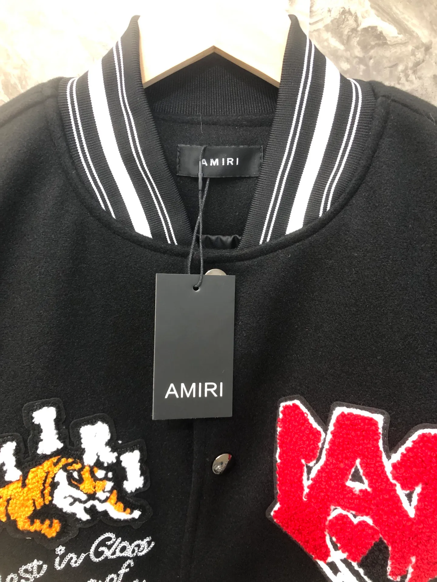 P370 AMIRI's new baseball jacket with tiger towel embroidery and thousands of needle embroideries, made of high-weight dragon and phoenix nylon fabric with pebbled leather sleeves, and heavy-duty hardware buttons restored to 1:1 Size: M L XL XXL