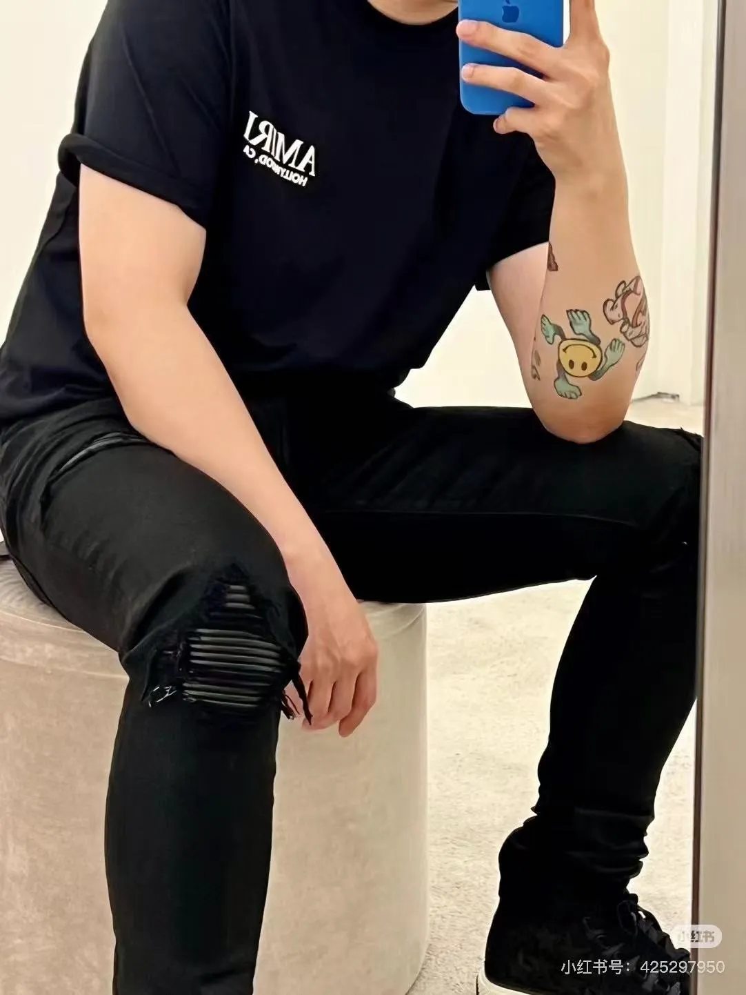 P250 💰Top model number: D290 Non-market Amiri patchwork leather patch ripped high street slim jeans • Amiri is transliterated as Emil, which is the name of the founder. Mike Amiri, the founder of amiri, grew up in Los Angeles, USA. He was influenced by local street culture and Punk Rock since childhood, so he founded the amiri brand named after himself. A variety of fashion brand clothing meets the needs of different fashion players. Amiri clothing has novel and unique styles and is a well-known street brand in the United States. The styles and styles of many clothes are loved by many street photographers. The various clothing styles meet the dressing needs of different people, show their unique temperament, and show the trend of dressing. amiri's jeans are relatively famous. Not only do they have many styles, but the quality of the jeans is also very good. Many celebrities have also worn amiri brand jeans.  The jeans of the amiri brand break through the production process and cutting of the original jeans. The fabrics are relatively soft and comfortable, and are not as hard as some jeans, which can irritate the skin and cause the skin to bleed when worn. Los Angeles trendy brand Amiri's jeans are made with great detail from tailoring to texture, adding wrinkles, bullet holes, damage and other details to add to the trendiness of the jeans. You can choose the style that suits you according to your own needs. Only when you wear a suitable style can you have a certain sense of fashion.  In recent years, high street has become an increasingly common word in men's clothing, and high street style has become an important direction for everyone's matching. High street-related items basically cannot avoid oversize or drop-shoulder tops, and the lower body is matched with trackpants or tight-fitting denim. In my opinion, the most representative one may be denim. What I bring to you today is the MX1 patchwork denim worn by many Internet celebrities. It is made by a large washing factory in Guangzhou. The front and back have frayed trouser legs and holes. Full of high-end sense. Knee part damage design with leather patchwork design. Already used as facade design. Leather waist nameplate. Customized crotch placket hardware. Engraving mold opening. The focus of this style is not on washing, but on the shape and version of the damage. The secret lies in the craftsmanship of the master. Later, the cost of fraying, horse cutting, knife cutting, etc. These hand-made products are far beyond comparison with assembly line products.  Color: Picture color Size: 30-31-32-33-34-36