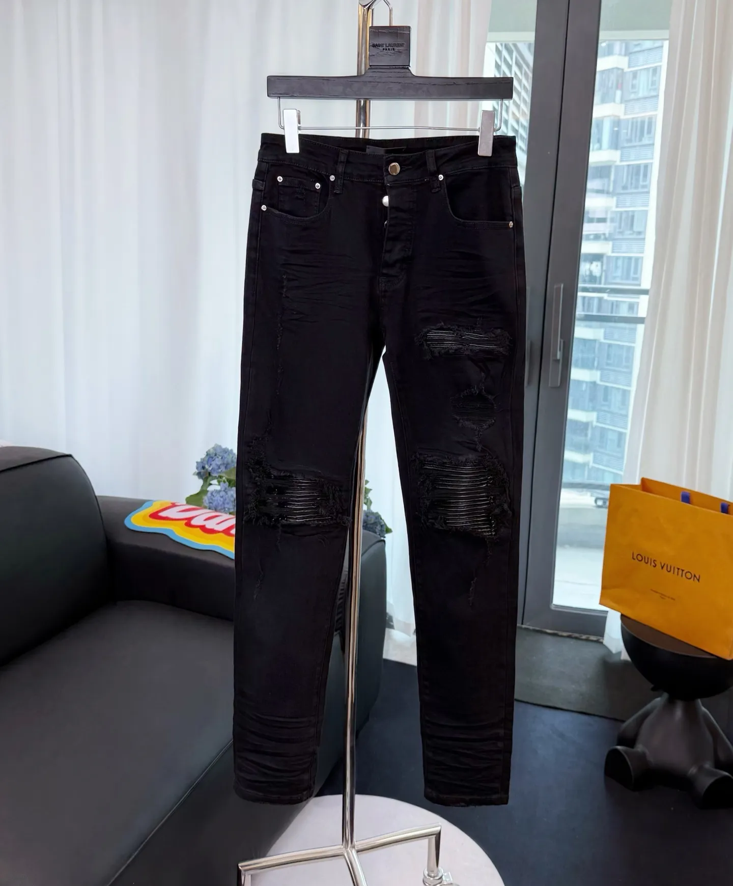P250 💰Top model number: D290 Non-market Amiri patchwork leather patch ripped high street slim jeans • Amiri is transliterated as Emil, which is the name of the founder. Mike Amiri, the founder of amiri, grew up in Los Angeles, USA. He was influenced by local street culture and Punk Rock since childhood, so he founded the amiri brand named after himself. A variety of fashion brand clothing meets the needs of different fashion players. Amiri clothing has novel and unique styles and is a well-known street brand in the United States. The styles and styles of many clothes are loved by many street photographers. The various clothing styles meet the dressing needs of different people, show their unique temperament, and show the trend of dressing. amiri's jeans are relatively famous. Not only do they have many styles, but the quality of the jeans is also very good. Many celebrities have also worn amiri brand jeans.  The jeans of the amiri brand break through the production process and cutting of the original jeans. The fabrics are relatively soft and comfortable, and are not as hard as some jeans, which can irritate the skin and cause the skin to bleed when worn. Los Angeles trendy brand Amiri's jeans are made with great detail from tailoring to texture, adding wrinkles, bullet holes, damage and other details to add to the trendiness of the jeans. You can choose the style that suits you according to your own needs. Only when you wear a suitable style can you have a certain sense of fashion.  In recent years, high street has become an increasingly common word in men's clothing, and high street style has become an important direction for everyone's matching. High street-related items basically cannot avoid oversize or drop-shoulder tops, and the lower body is matched with trackpants or tight-fitting denim. In my opinion, the most representative one may be denim. What I bring to you today is the MX1 patchwork denim worn by many Internet celebrities. It is made by a large washing factory in Guangzhou. The front and back have frayed trouser legs and holes. Full of high-end sense. Knee part damage design with leather patchwork design. Already used as facade design. Leather waist nameplate. Customized crotch placket hardware. Engraving mold opening. The focus of this style is not on washing, but on the shape and version of the damage. The secret lies in the craftsmanship of the master. Later, the cost of fraying, horse cutting, knife cutting, etc. These hand-made products are far beyond comparison with assembly line products.  Color: Picture color Size: 30-31-32-33-34-36