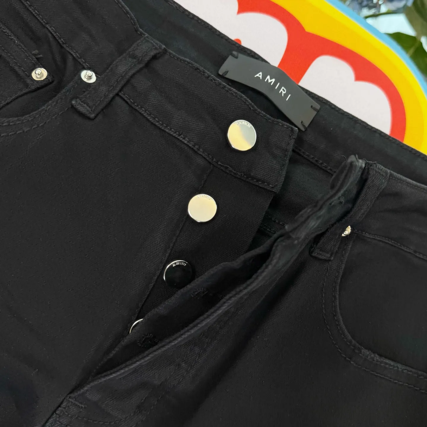P250 💰Top model number: D290 Non-market Amiri patchwork leather patch ripped high street slim jeans • Amiri is transliterated as Emil, which is the name of the founder. Mike Amiri, the founder of amiri, grew up in Los Angeles, USA. He was influenced by local street culture and Punk Rock since childhood, so he founded the amiri brand named after himself. A variety of fashion brand clothing meets the needs of different fashion players. Amiri clothing has novel and unique styles and is a well-known street brand in the United States. The styles and styles of many clothes are loved by many street photographers. The various clothing styles meet the dressing needs of different people, show their unique temperament, and show the trend of dressing. amiri's jeans are relatively famous. Not only do they have many styles, but the quality of the jeans is also very good. Many celebrities have also worn amiri brand jeans.  The jeans of the amiri brand break through the production process and cutting of the original jeans. The fabrics are relatively soft and comfortable, and are not as hard as some jeans, which can irritate the skin and cause the skin to bleed when worn. Los Angeles trendy brand Amiri's jeans are made with great detail from tailoring to texture, adding wrinkles, bullet holes, damage and other details to add to the trendiness of the jeans. You can choose the style that suits you according to your own needs. Only when you wear a suitable style can you have a certain sense of fashion.  In recent years, high street has become an increasingly common word in men's clothing, and high street style has become an important direction for everyone's matching. High street-related items basically cannot avoid oversize or drop-shoulder tops, and the lower body is matched with trackpants or tight-fitting denim. In my opinion, the most representative one may be denim. What I bring to you today is the MX1 patchwork denim worn by many Internet celebrities. It is made by a large washing factory in Guangzhou. The front and back have frayed trouser legs and holes. Full of high-end sense. Knee part damage design with leather patchwork design. Already used as facade design. Leather waist nameplate. Customized crotch placket hardware. Engraving mold opening. The focus of this style is not on washing, but on the shape and version of the damage. The secret lies in the craftsmanship of the master. Later, the cost of fraying, horse cutting, knife cutting, etc. These hand-made products are far beyond comparison with assembly line products.  Color: Picture color Size: 30-31-32-33-34-36