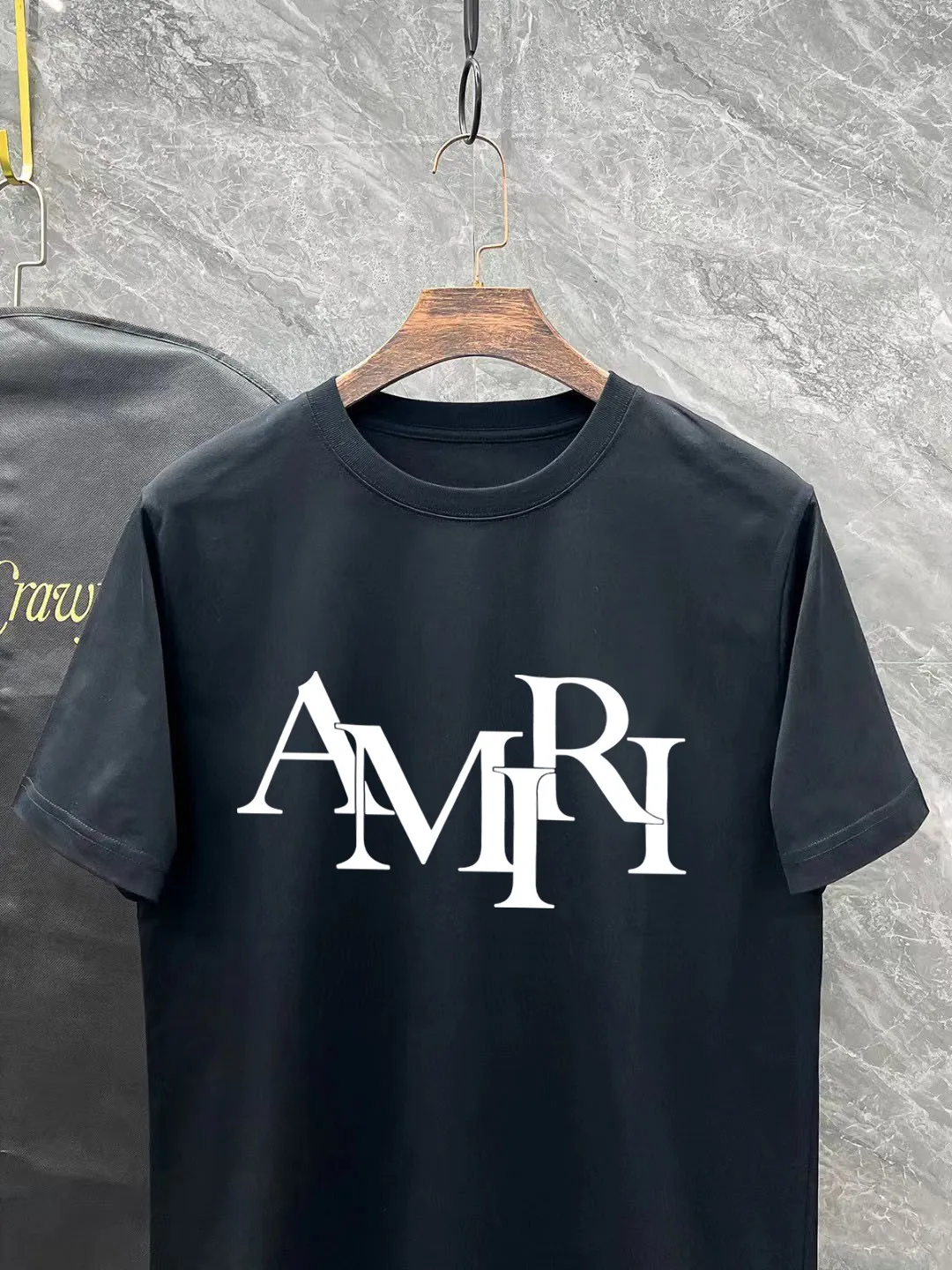 P140 AMIRI# 2025 spring and summer new style debut counter, the latest short-sleeved round neck T-shirt, high-end custom design, avant-garde and fashionable! The brand logo is designed with heavy craftsmanship. High-end customized 250g Xinjiang long-staple cotton fabric. Soft to the touch. Comfortable to wear. Exquisite stitching at the counter level. Fine workmanship. The upper body effect is incomparably handsome! A must-have item for a stylish man! Color: black. White! Size: S M L
