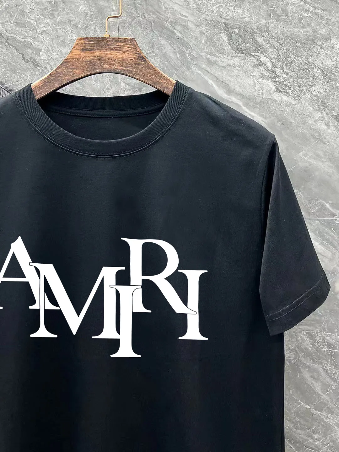 P140 AMIRI# 2025 spring and summer new style debut counter, the latest short-sleeved round neck T-shirt, high-end custom design, avant-garde and fashionable! The brand logo is designed with heavy craftsmanship. High-end customized 250g Xinjiang long-staple cotton fabric. Soft to the touch. Comfortable to wear. Exquisite stitching at the counter level. Fine workmanship. The upper body effect is incomparably handsome! A must-have item for a stylish man! Color: black. White! Size: S M L