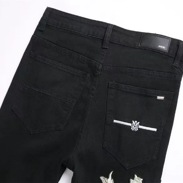 #M02 P168💰 AMIRI patch embroidery jeans trousers AMIRI high street basic ripped tight elastic jeans trousers amiri brand jeans break the production process and cutting of the original jeans, the fabrics are softer and more comfortable Hand-sewn collar label Customized logo buttons Genuine leather tag Color: black Size: 30-32-34-36