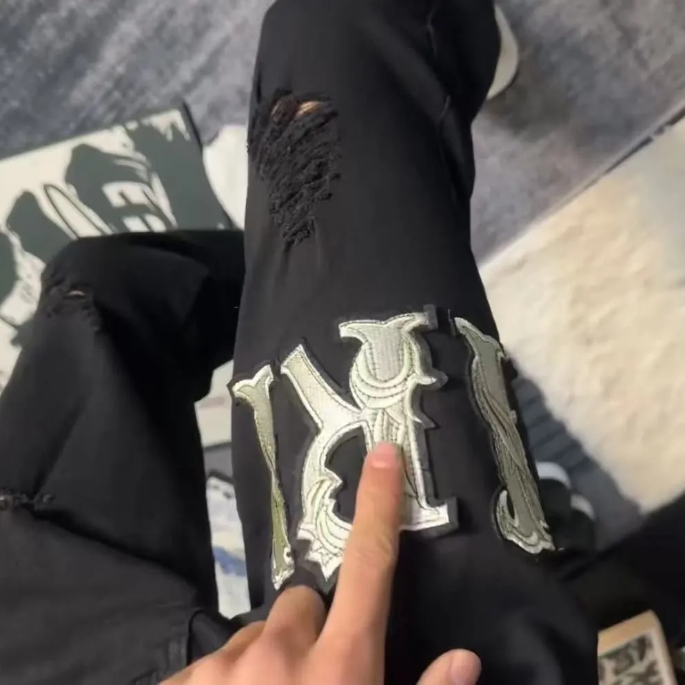 #M02 P168💰 AMIRI patch embroidery jeans trousers AMIRI high street basic ripped tight elastic jeans trousers amiri brand jeans break the production process and cutting of the original jeans, the fabrics are softer and more comfortable Hand-sewn collar label Customized logo buttons Genuine leather tag Color: black Size: 30-32-34-36