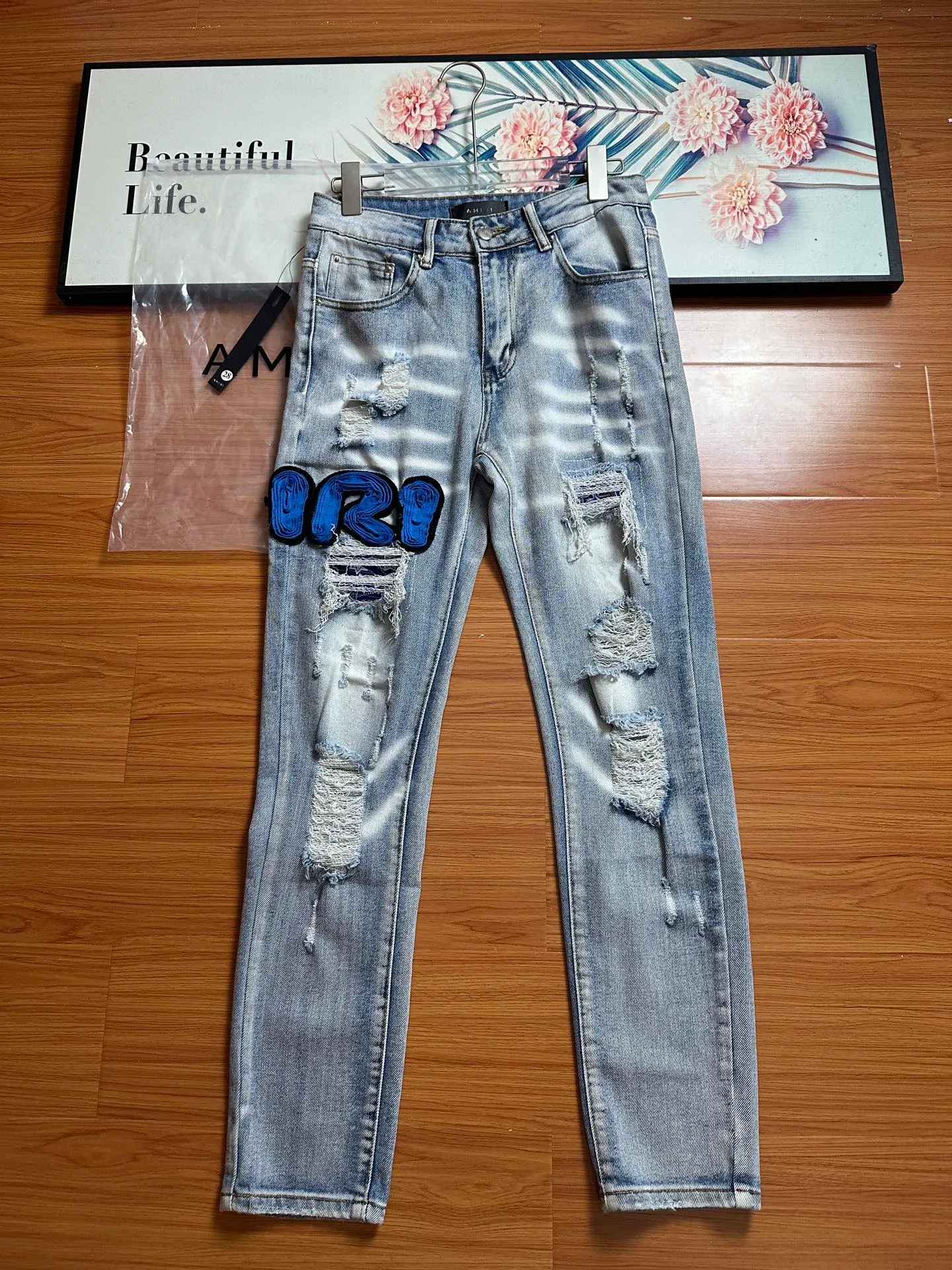 P210 💰 AMIRI's new washed, distressed, three-dimensional letter logo embroidered high street narrow-leg jeans. Color: light blue. Size: S M L xL
