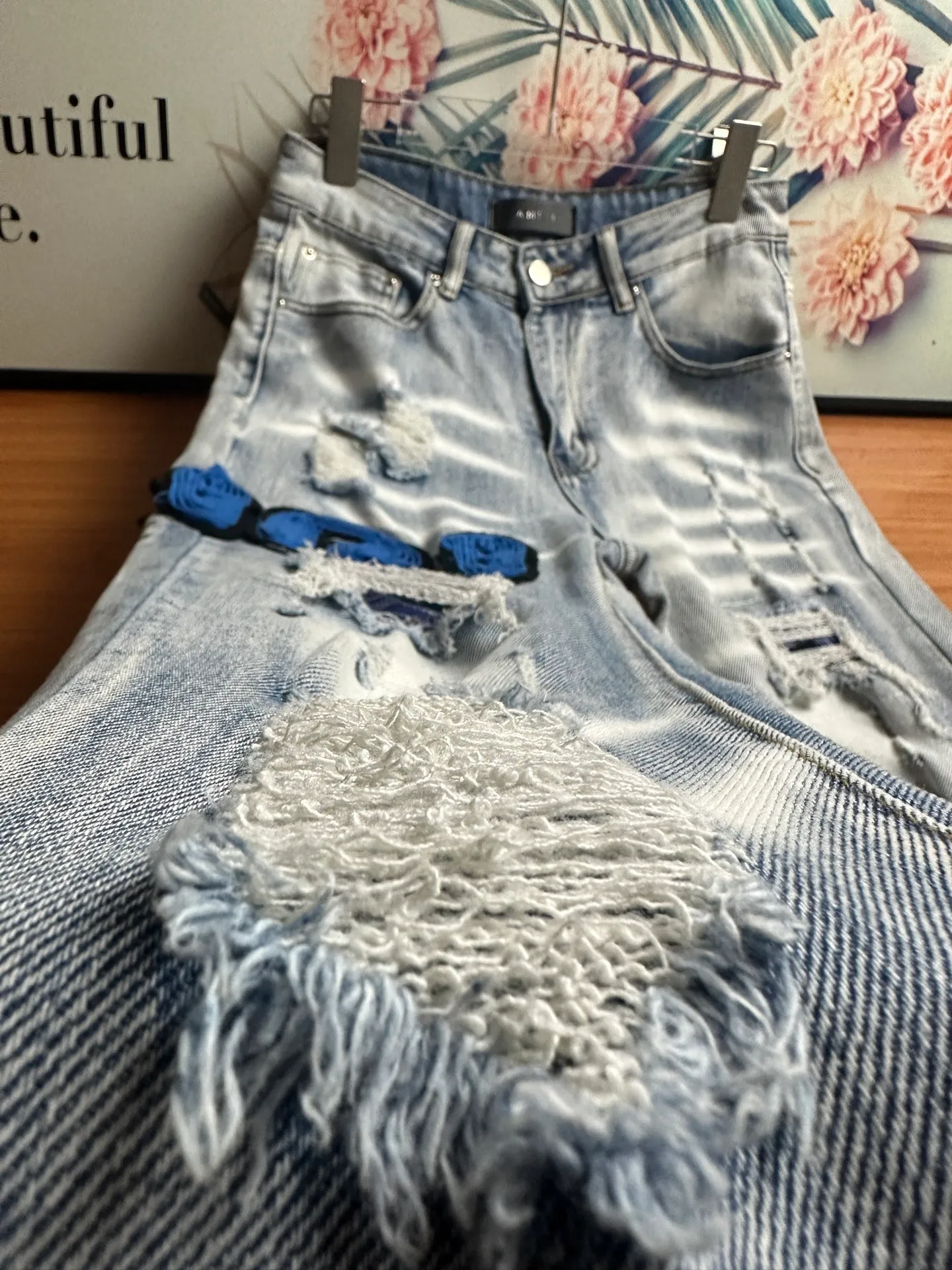 P210 💰 AMIRI's new washed, distressed, three-dimensional letter logo embroidered high street narrow-leg jeans. Color: light blue. Size: S M L xL