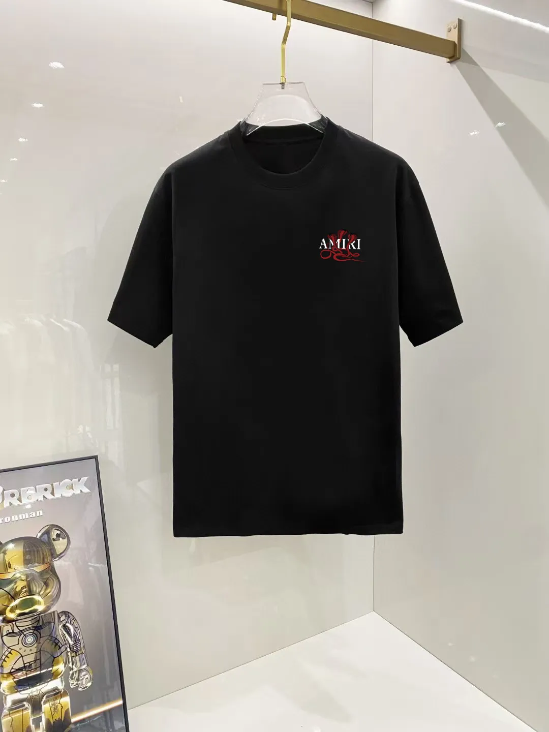 P150 AMIRI# 2025 spring and summer new style debut counter, the latest short-sleeved round neck T-shirt, high-end custom design, avant-garde and fashionable! The brand logo is designed with heavy craftsmanship. High-end customized 250g Xinjiang long-staple cotton fabric. Soft to the touch. Comfortable to wear. Exquisite stitching at the counter level. Fine workmanship. The upper body effect is incomparably handsome! A must-have item for a stylish man! Color: black. White! Size: S M L