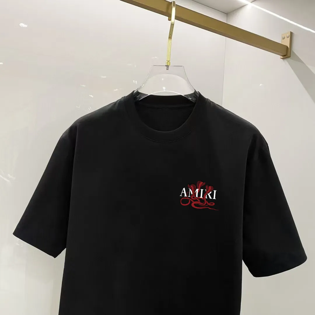 P150 AMIRI# 2025 spring and summer new style debut counter, the latest short-sleeved round neck T-shirt, high-end custom design, avant-garde and fashionable! The brand logo is designed with heavy craftsmanship. High-end customized 250g Xinjiang long-staple cotton fabric. Soft to the touch. Comfortable to wear. Exquisite stitching at the counter level. Fine workmanship. The upper body effect is incomparably handsome! A must-have item for a stylish man! Color: black. White! Size: S M L