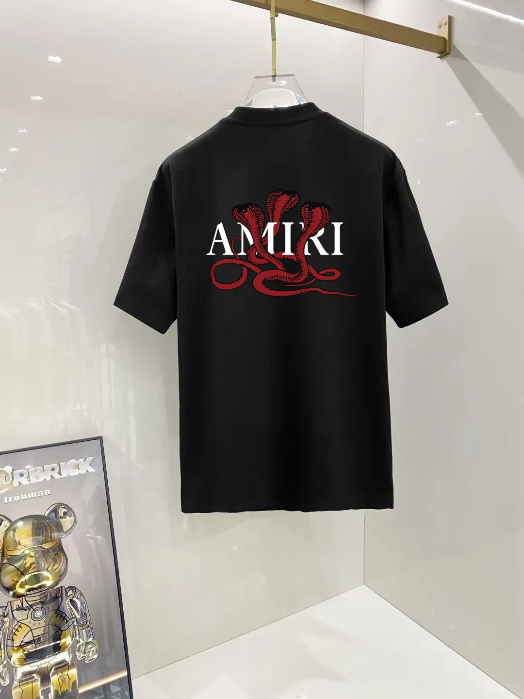 P150 AMIRI# 2025 spring and summer new style debut counter, the latest short-sleeved round neck T-shirt, high-end custom design, avant-garde and fashionable! The brand logo is designed with heavy craftsmanship. High-end customized 250g Xinjiang long-staple cotton fabric. Soft to the touch. Comfortable to wear. Exquisite stitching at the counter level. Fine workmanship. The upper body effect is incomparably handsome! A must-have item for a stylish man! Color: black. White! Size: S M L