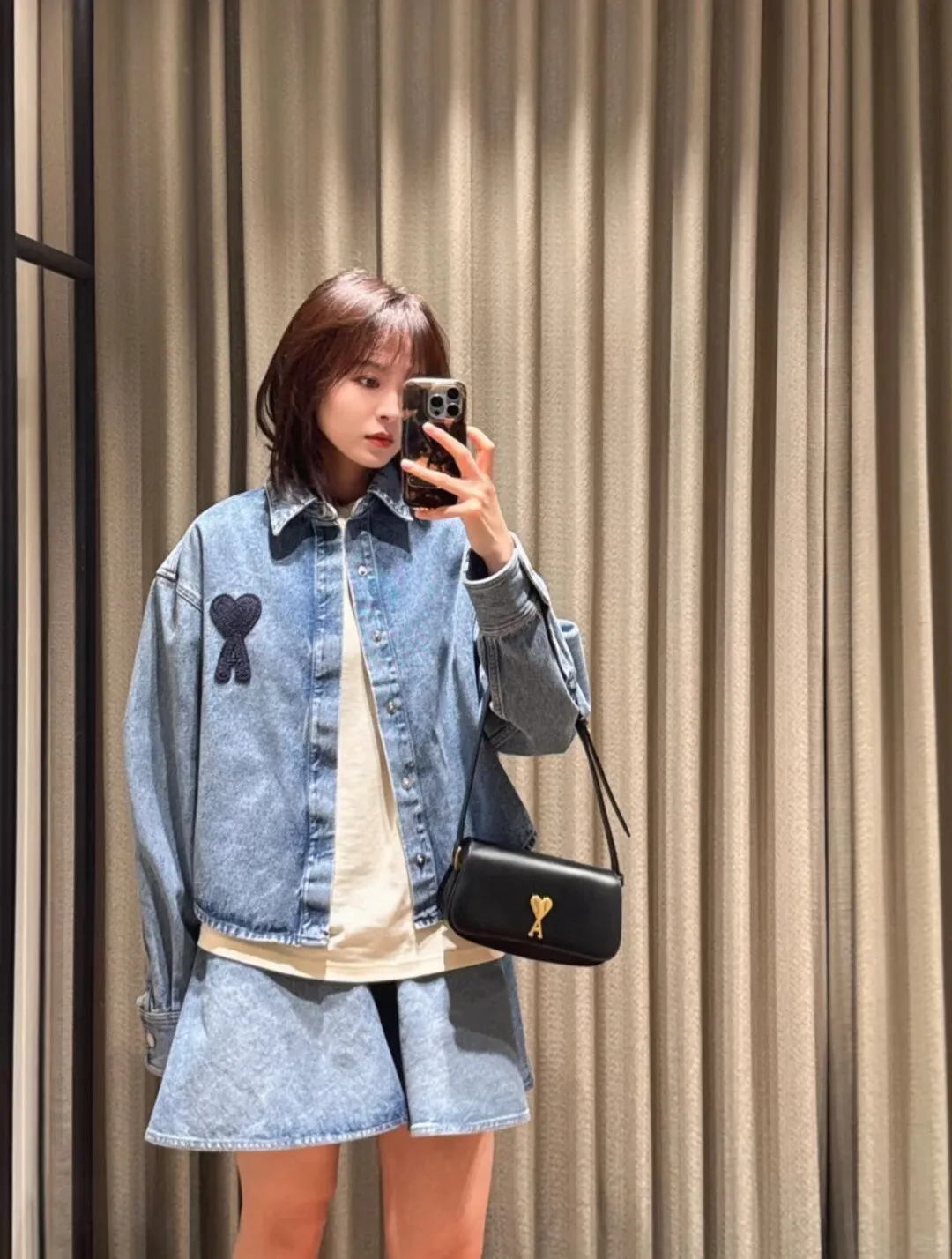 [Ami Amy's new nostalgic blue love short all-match denim jacket shirt for men and women] ✅Ami Amy's popular new nostalgic blue love short denim jacket shirt for men and women ✅Top ceiling quality ZP original development, you can compare with the real thing at will ✅Original synchronization 147-A extra dark blue 7X7 high ounce denim cotton ✅Customized Ami Decoeur embroidery patch of the same color Brand light-plated nickel denim snaps ✅Clear stitching at the splicing area Original tobacco color topstitching Double-layered hidden placket ✅Natural fading after the full-body fermentation-milled horse wash process Loose and short version ✅Denim jacket that can be worn all year round Wear it layered inside or wear alone outside Recommended for male and female couples~ Size: S-XL Color: Denim Blue
