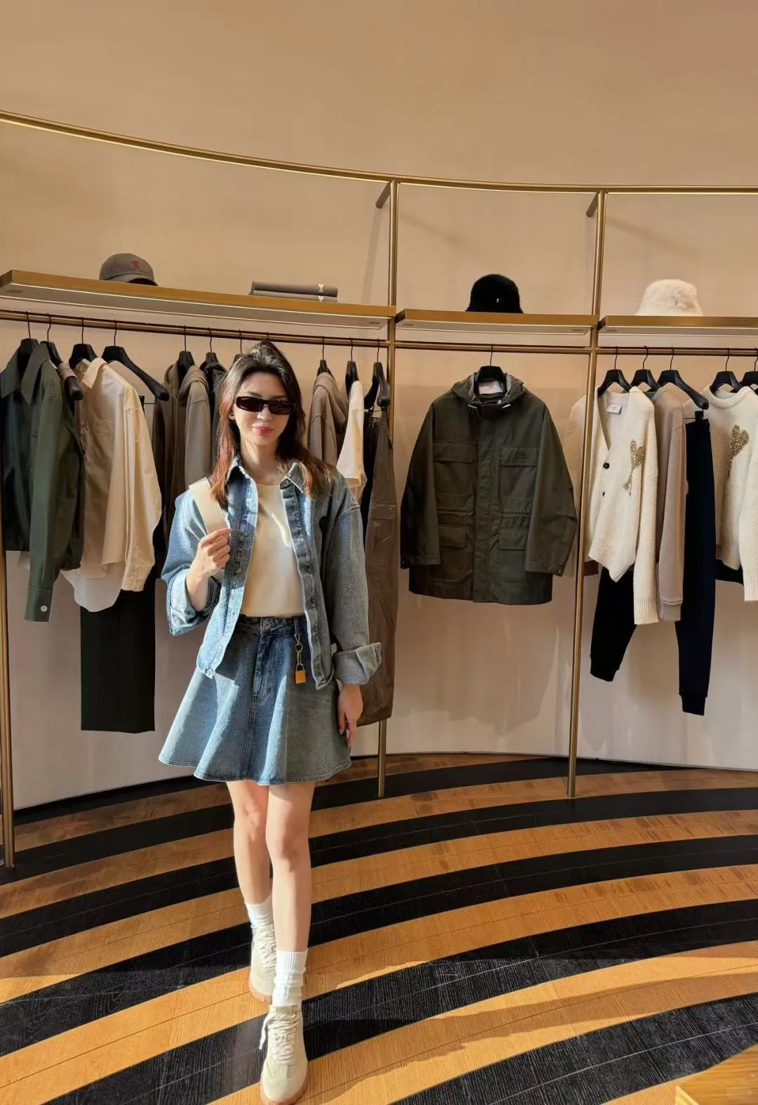 [Ami Amy's new nostalgic blue love short all-match denim jacket shirt for men and women] ✅Ami Amy's popular new nostalgic blue love short denim jacket shirt for men and women ✅Top ceiling quality ZP original development, you can compare with the real thing at will ✅Original synchronization 147-A extra dark blue 7X7 high ounce denim cotton ✅Customized Ami Decoeur embroidery patch of the same color Brand light-plated nickel denim snaps ✅Clear stitching at the splicing area Original tobacco color topstitching Double-layered hidden placket ✅Natural fading after the full-body fermentation-milled horse wash process Loose and short version ✅Denim jacket that can be worn all year round Wear it layered inside or wear alone outside Recommended for male and female couples~ Size: S-XL Color: Denim Blue